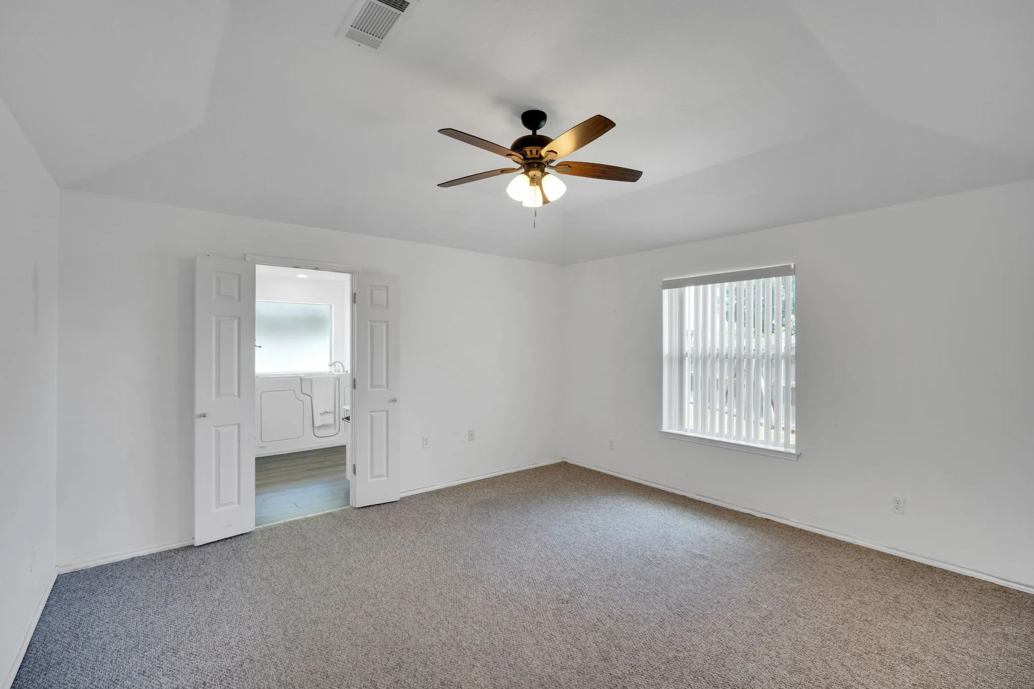 Single Family Residence For Sale in Johnson County , 1040 Vinewood Avenue, Burleson, Texas 76028, 3 Bedroom, 2 Bathroom, 2 Garage spaces, 1,613 Sqft, built in 2003, Preowned, mls#21252786, Real Estate Agent in Burleson, Homes For Sale in Johnson county, Homes For Sale in Burleson, Realtor in Burleson Texas, Real Estate Brokerage Independent Realty Texas, Luminita Cordes Realtor