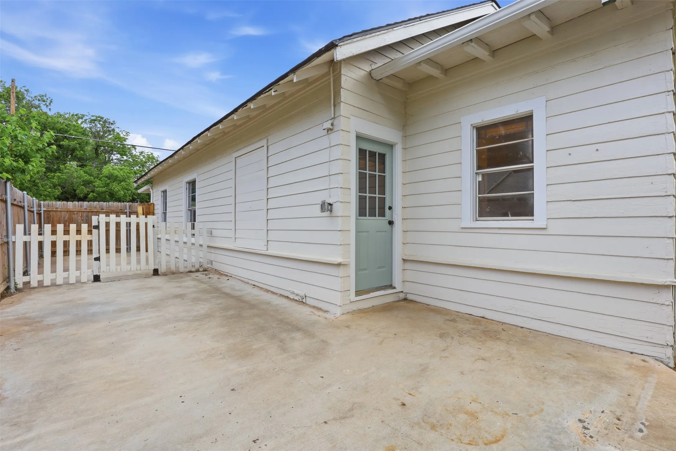 Single Family Residence For Sale in Johnson County , 206 S Pendell Avenue, Cleburne, Texas 76033, 2 Bedroom, 1 Bathroom, Garage spaces, 1,132 Sqft, built in 1940, Preowned, mls#21252024, Real Estate Agent in Cleburne, Homes For Sale in Johnson county, Homes For Sale in Cleburne, Realtor in Cleburne Texas, Real Estate Brokerage Independent Realty Texas, Luminita Cordes Realtor