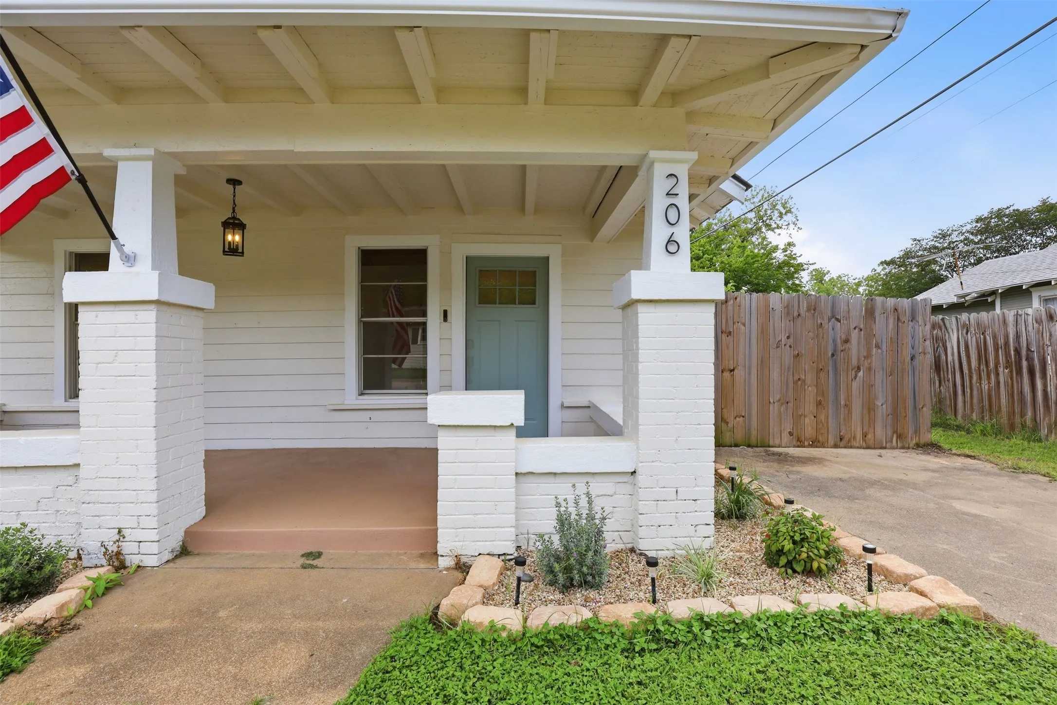 Single Family Residence For Sale in Johnson County , 206 S Pendell Avenue, Cleburne, Texas 76033, 2 Bedroom, 1 Bathroom, Garage spaces, 1,132 Sqft, built in 1940, Preowned, mls#21252024, Real Estate Agent in Cleburne, Homes For Sale in Johnson county, Homes For Sale in Cleburne, Realtor in Cleburne Texas, Real Estate Brokerage Independent Realty Texas, Luminita Cordes Realtor