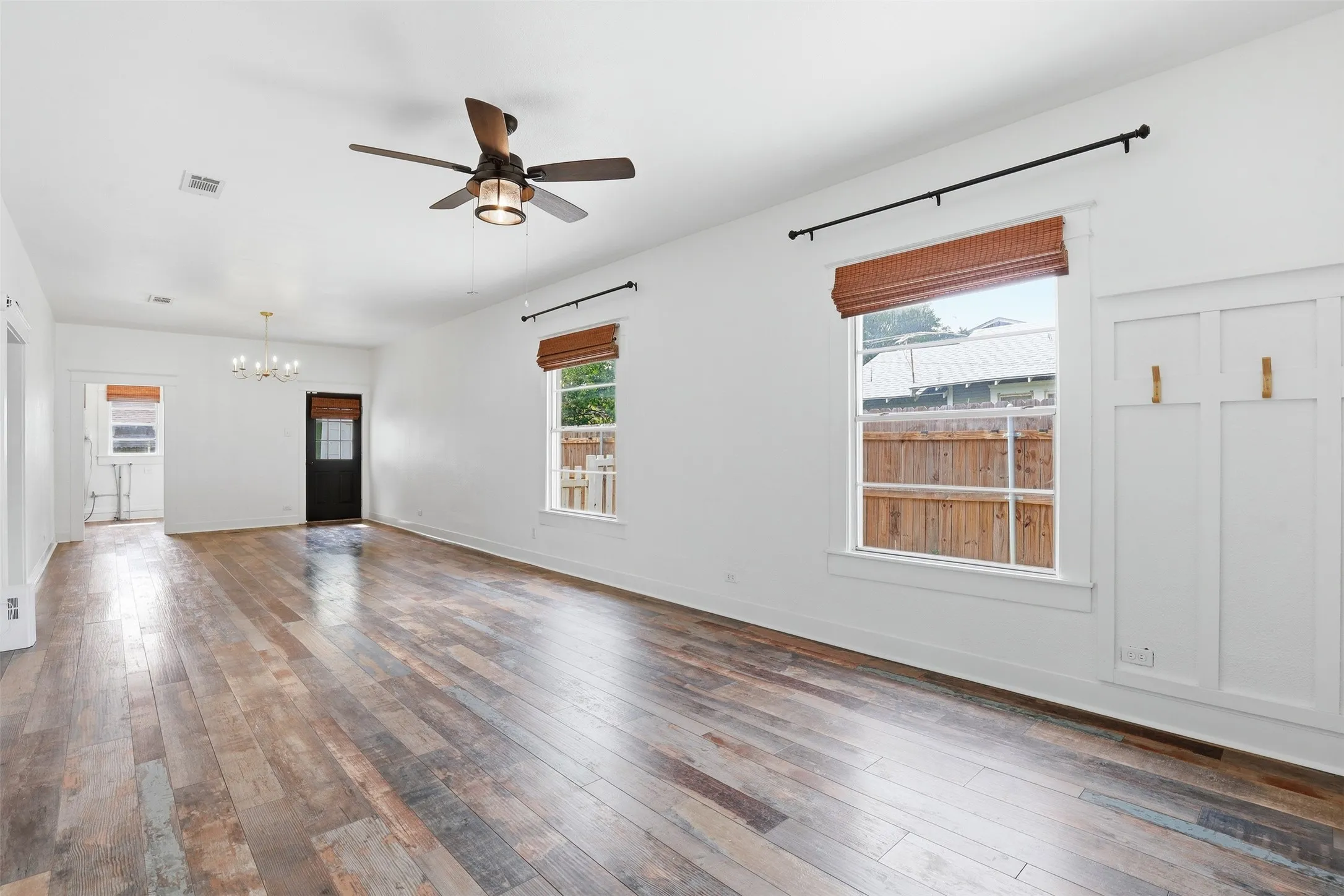 Single Family Residence For Sale in Johnson County , 206 S Pendell Avenue, Cleburne, Texas 76033, 2 Bedroom, 1 Bathroom, Garage spaces, 1,132 Sqft, built in 1940, Preowned, mls#21252024, Real Estate Agent in Cleburne, Homes For Sale in Johnson county, Homes For Sale in Cleburne, Realtor in Cleburne Texas, Real Estate Brokerage Independent Realty Texas, Luminita Cordes Realtor