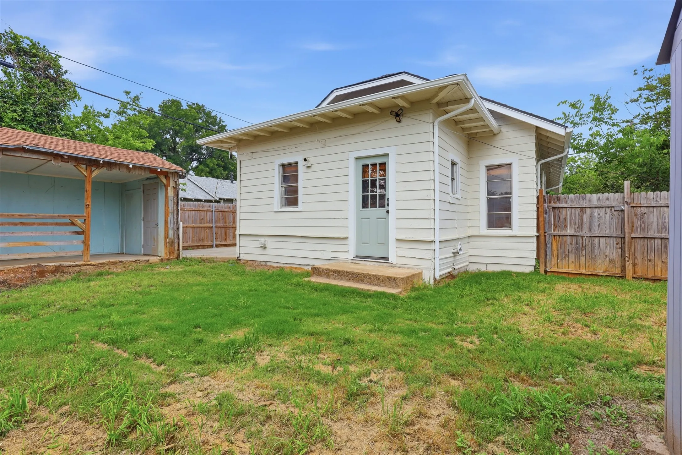 Single Family Residence For Sale in Johnson County , 206 S Pendell Avenue, Cleburne, Texas 76033, 2 Bedroom, 1 Bathroom, Garage spaces, 1,132 Sqft, built in 1940, Preowned, mls#21252024, Real Estate Agent in Cleburne, Homes For Sale in Johnson county, Homes For Sale in Cleburne, Realtor in Cleburne Texas, Real Estate Brokerage Independent Realty Texas, Luminita Cordes Realtor
