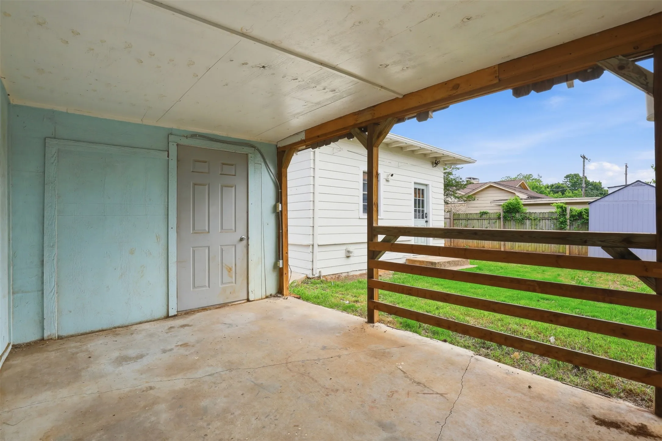 Single Family Residence For Sale in Johnson County , 206 S Pendell Avenue, Cleburne, Texas 76033, 2 Bedroom, 1 Bathroom, Garage spaces, 1,132 Sqft, built in 1940, Preowned, mls#21252024, Real Estate Agent in Cleburne, Homes For Sale in Johnson county, Homes For Sale in Cleburne, Realtor in Cleburne Texas, Real Estate Brokerage Independent Realty Texas, Luminita Cordes Realtor