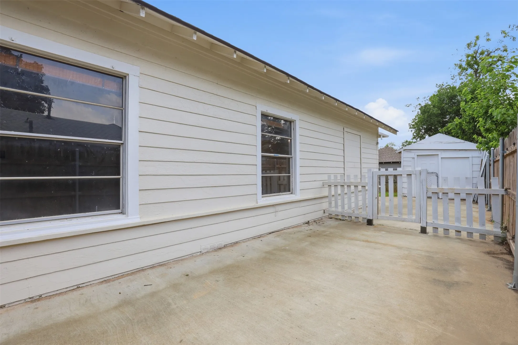 Single Family Residence For Sale in Johnson County , 206 S Pendell Avenue, Cleburne, Texas 76033, 2 Bedroom, 1 Bathroom, Garage spaces, 1,132 Sqft, built in 1940, Preowned, mls#21252024, Real Estate Agent in Cleburne, Homes For Sale in Johnson county, Homes For Sale in Cleburne, Realtor in Cleburne Texas, Real Estate Brokerage Independent Realty Texas, Luminita Cordes Realtor