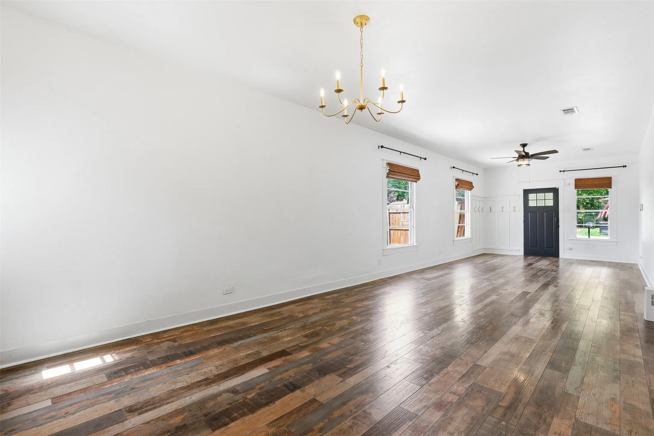 Single Family Residence For Sale in Johnson County , 206 S Pendell Avenue, Cleburne, Texas 76033, 2 Bedroom, 1 Bathroom, Garage spaces, 1,132 Sqft, built in 1940, Preowned, mls#21252024, Real Estate Agent in Cleburne, Homes For Sale in Johnson county, Homes For Sale in Cleburne, Realtor in Cleburne Texas, Real Estate Brokerage Independent Realty Texas, Luminita Cordes Realtor
