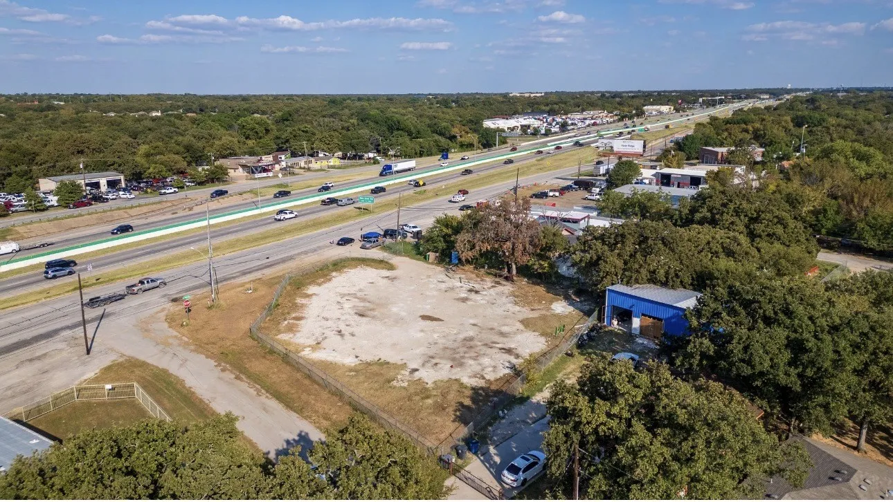Expansive undeveloped land parcel with direct highway frontage, offering strategic roadside presence