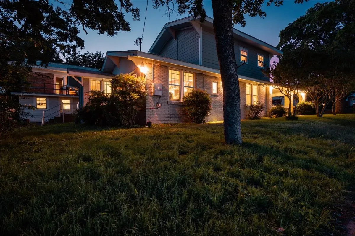 Single Family Residence For Sale in Palo Pinto County , 1101 N Oak Avenue, Mineral Wells, Texas 76067, 3 Bedrooms, 2 Bathrooms, Garage spaces, 2,120 Sqft, built in 1924, Preowned, Price $225,000, mls#21253104, Real Estate Agent in Mineral Wells, Homes For Sale in Palo Pinto county, Homes For Sale in Mineral Wells, Realtor in Mineral Wells Texas, Real Estate Brokerage Independent Realty Texas, Luminita Cordes Realtor