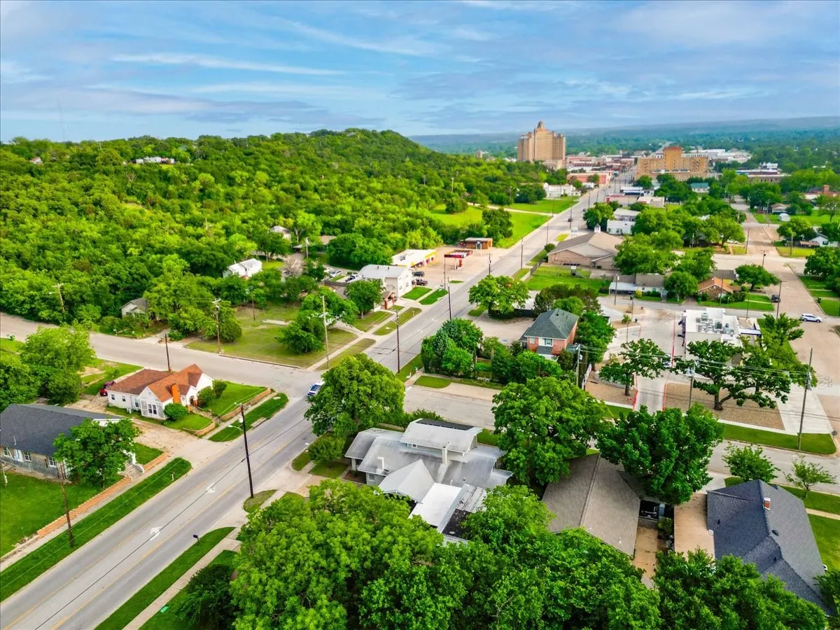 Single Family Residence For Sale in Palo Pinto County , 1101 N Oak Avenue, Mineral Wells, Texas 76067, 3 Bedrooms, 2 Bathrooms, Garage spaces, 2,120 Sqft, built in 1924, Preowned, Price $225,000, mls#21253104, Real Estate Agent in Mineral Wells, Homes For Sale in Palo Pinto county, Homes For Sale in Mineral Wells, Realtor in Mineral Wells Texas, Real Estate Brokerage Independent Realty Texas, Luminita Cordes Realtor