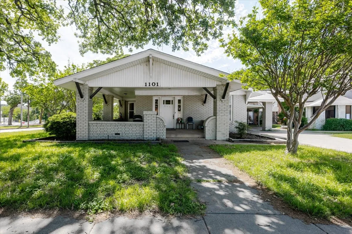 Single Family Residence For Sale in Palo Pinto County , 1101 N Oak Avenue, Mineral Wells, Texas 76067, 3 Bedrooms, 2 Bathrooms, Garage spaces, 2,120 Sqft, built in 1924, Preowned, Price $225,000, mls#21253104, Real Estate Agent in Mineral Wells, Homes For Sale in Palo Pinto county, Homes For Sale in Mineral Wells, Realtor in Mineral Wells Texas, Real Estate Brokerage Independent Realty Texas, Luminita Cordes Realtor
