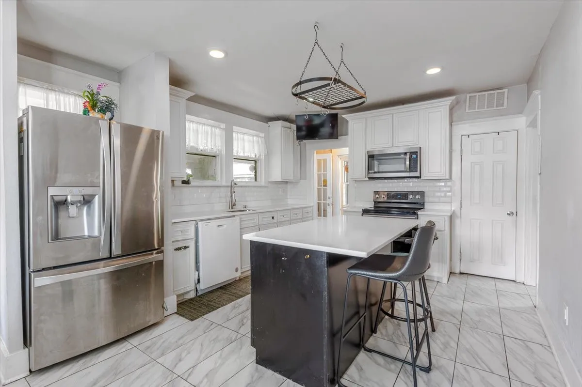 Single Family Residence For Sale in Palo Pinto County , 1101 N Oak Avenue, Mineral Wells, Texas 76067, 3 Bedrooms, 2 Bathrooms, Garage spaces, 2,120 Sqft, built in 1924, Preowned, Price $225,000, mls#21253104, Real Estate Agent in Mineral Wells, Homes For Sale in Palo Pinto county, Homes For Sale in Mineral Wells, Realtor in Mineral Wells Texas, Real Estate Brokerage Independent Realty Texas, Luminita Cordes Realtor