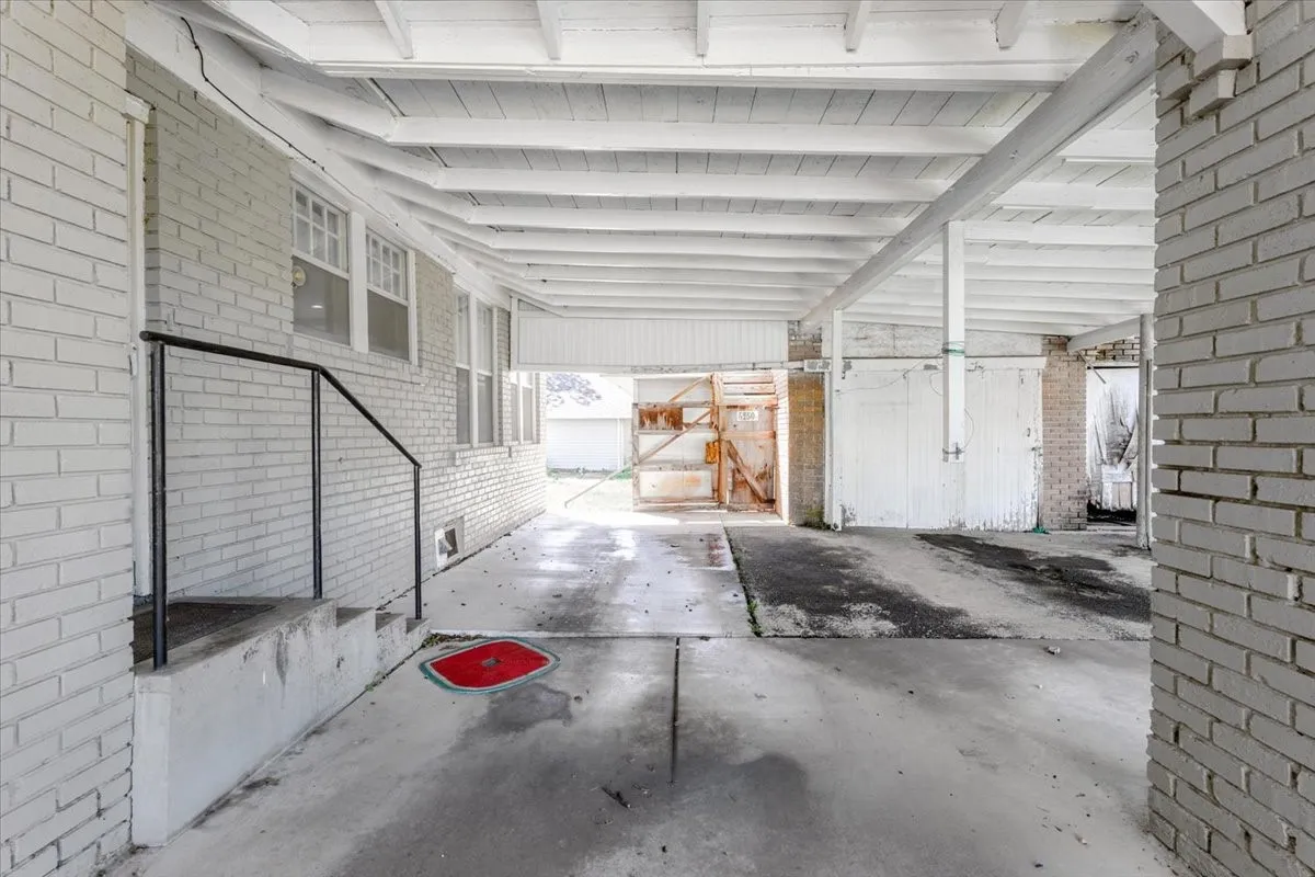 Single Family Residence For Sale in Palo Pinto County , 1101 N Oak Avenue, Mineral Wells, Texas 76067, 3 Bedrooms, 2 Bathrooms, Garage spaces, 2,120 Sqft, built in 1924, Preowned, Price $225,000, mls#21253104, Real Estate Agent in Mineral Wells, Homes For Sale in Palo Pinto county, Homes For Sale in Mineral Wells, Realtor in Mineral Wells Texas, Real Estate Brokerage Independent Realty Texas, Luminita Cordes Realtor