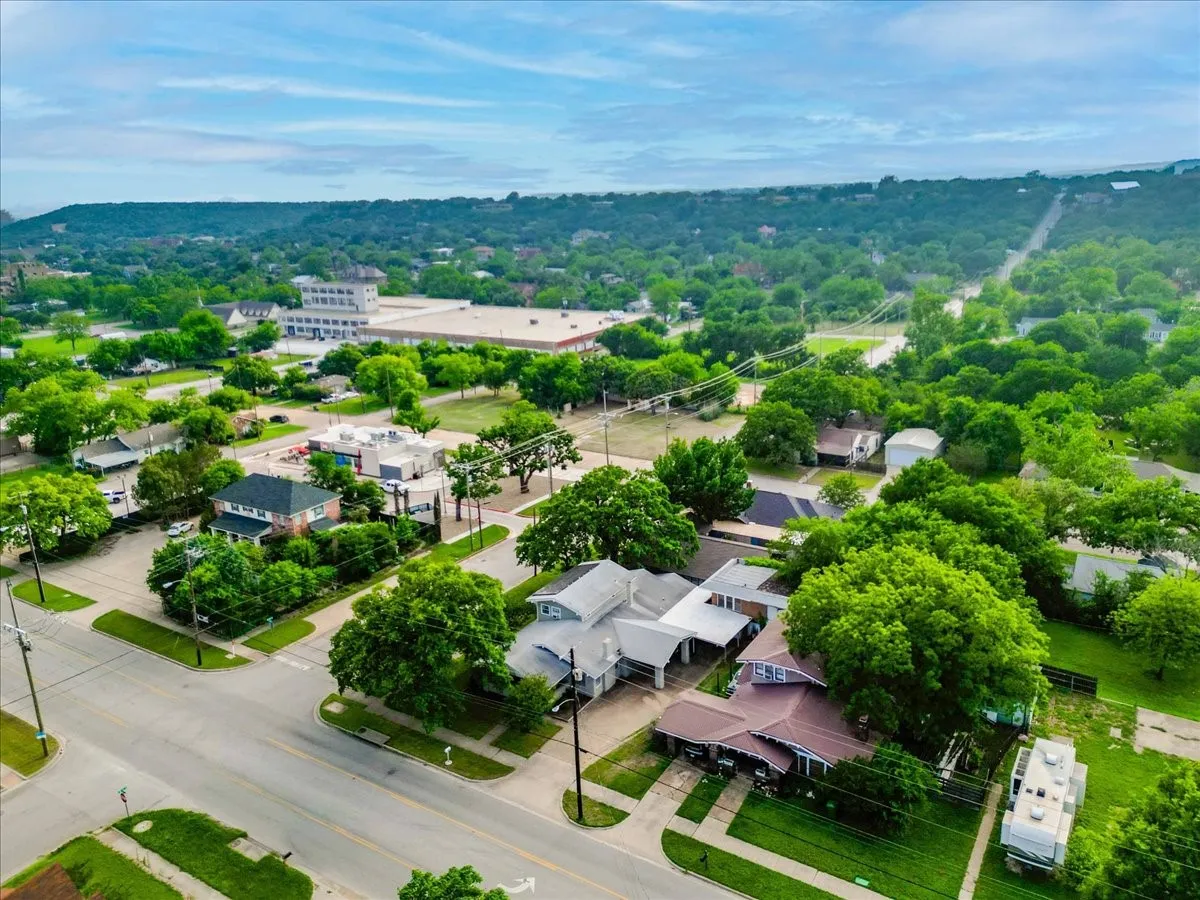 Single Family Residence For Sale in Palo Pinto County , 1101 N Oak Avenue, Mineral Wells, Texas 76067, 3 Bedrooms, 2 Bathrooms, Garage spaces, 2,120 Sqft, built in 1924, Preowned, Price $225,000, mls#21253104, Real Estate Agent in Mineral Wells, Homes For Sale in Palo Pinto county, Homes For Sale in Mineral Wells, Realtor in Mineral Wells Texas, Real Estate Brokerage Independent Realty Texas, Luminita Cordes Realtor