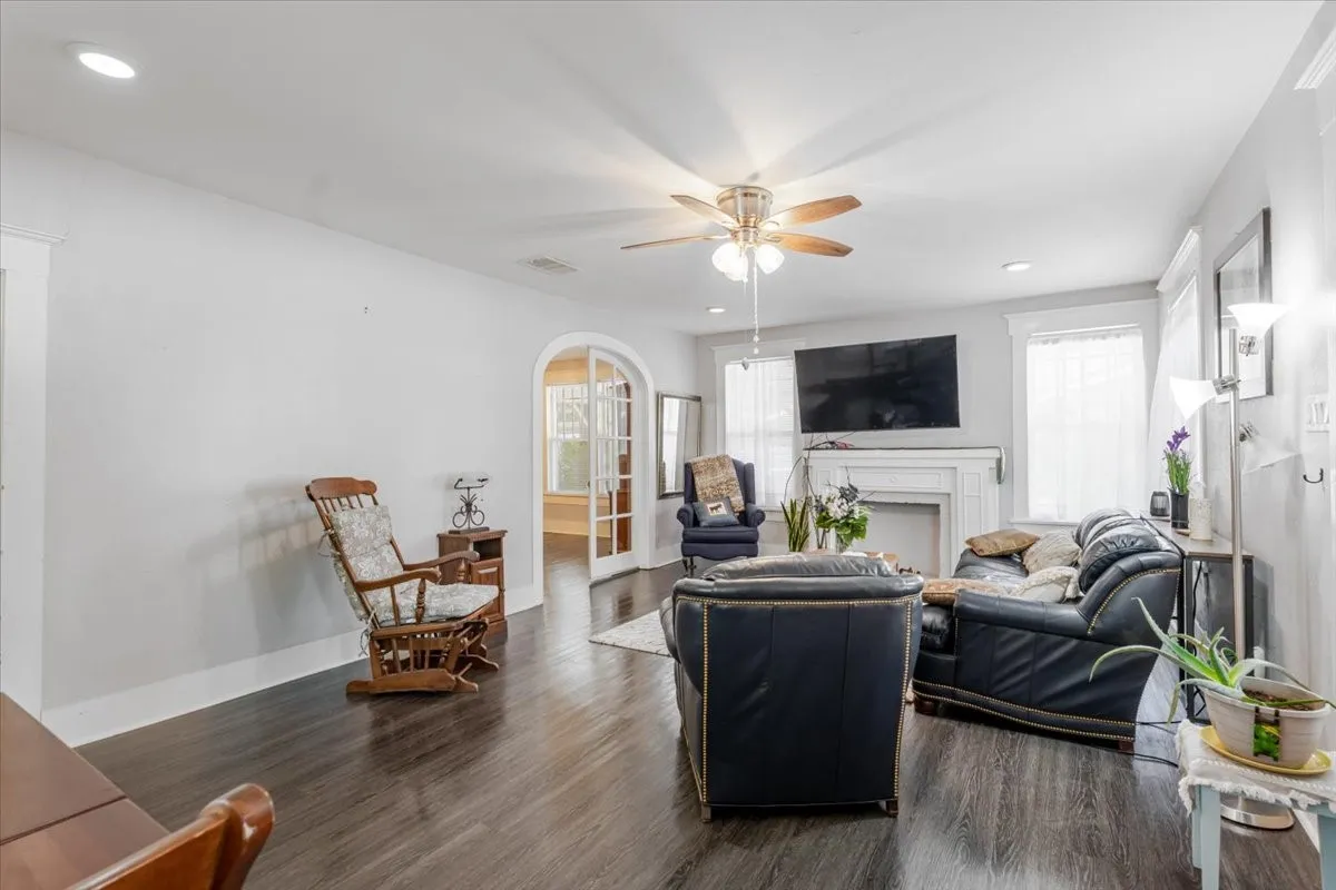 Single Family Residence For Sale in Palo Pinto County , 1101 N Oak Avenue, Mineral Wells, Texas 76067, 3 Bedrooms, 2 Bathrooms, Garage spaces, 2,120 Sqft, built in 1924, Preowned, Price $225,000, mls#21253104, Real Estate Agent in Mineral Wells, Homes For Sale in Palo Pinto county, Homes For Sale in Mineral Wells, Realtor in Mineral Wells Texas, Real Estate Brokerage Independent Realty Texas, Luminita Cordes Realtor