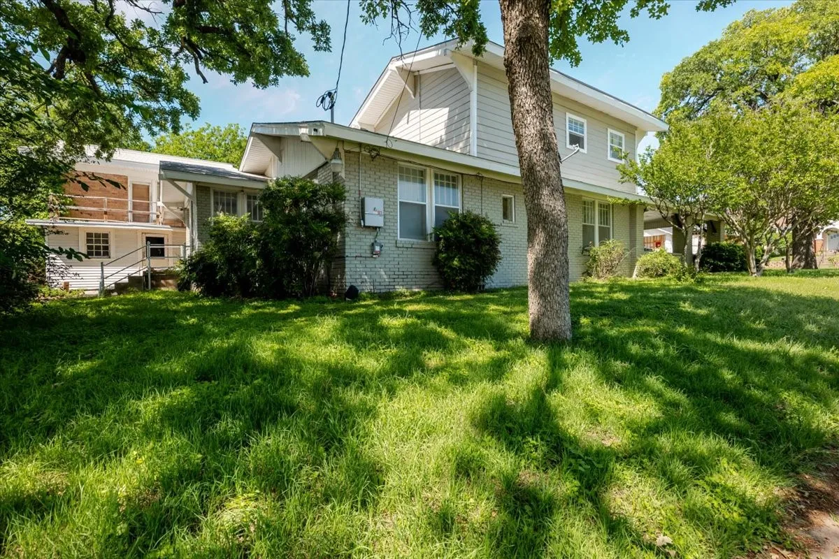 Single Family Residence For Sale in Palo Pinto County , 1101 N Oak Avenue, Mineral Wells, Texas 76067, 3 Bedrooms, 2 Bathrooms, Garage spaces, 2,120 Sqft, built in 1924, Preowned, Price $225,000, mls#21253104, Real Estate Agent in Mineral Wells, Homes For Sale in Palo Pinto county, Homes For Sale in Mineral Wells, Realtor in Mineral Wells Texas, Real Estate Brokerage Independent Realty Texas, Luminita Cordes Realtor