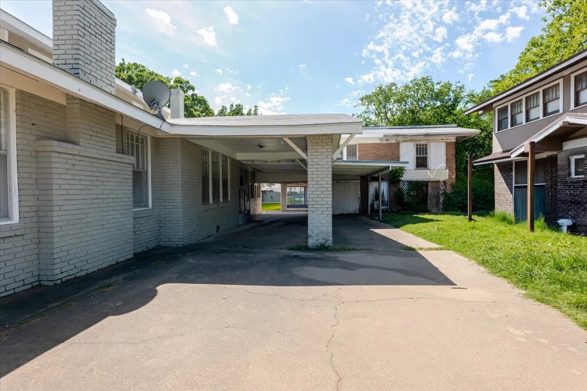 Single Family Residence For Sale in Palo Pinto County , 1101 N Oak Avenue, Mineral Wells, Texas 76067, 3 Bedrooms, 2 Bathrooms, Garage spaces, 2,120 Sqft, built in 1924, Preowned, Price $225,000, mls#21253104, Real Estate Agent in Mineral Wells, Homes For Sale in Palo Pinto county, Homes For Sale in Mineral Wells, Realtor in Mineral Wells Texas, Real Estate Brokerage Independent Realty Texas, Luminita Cordes Realtor