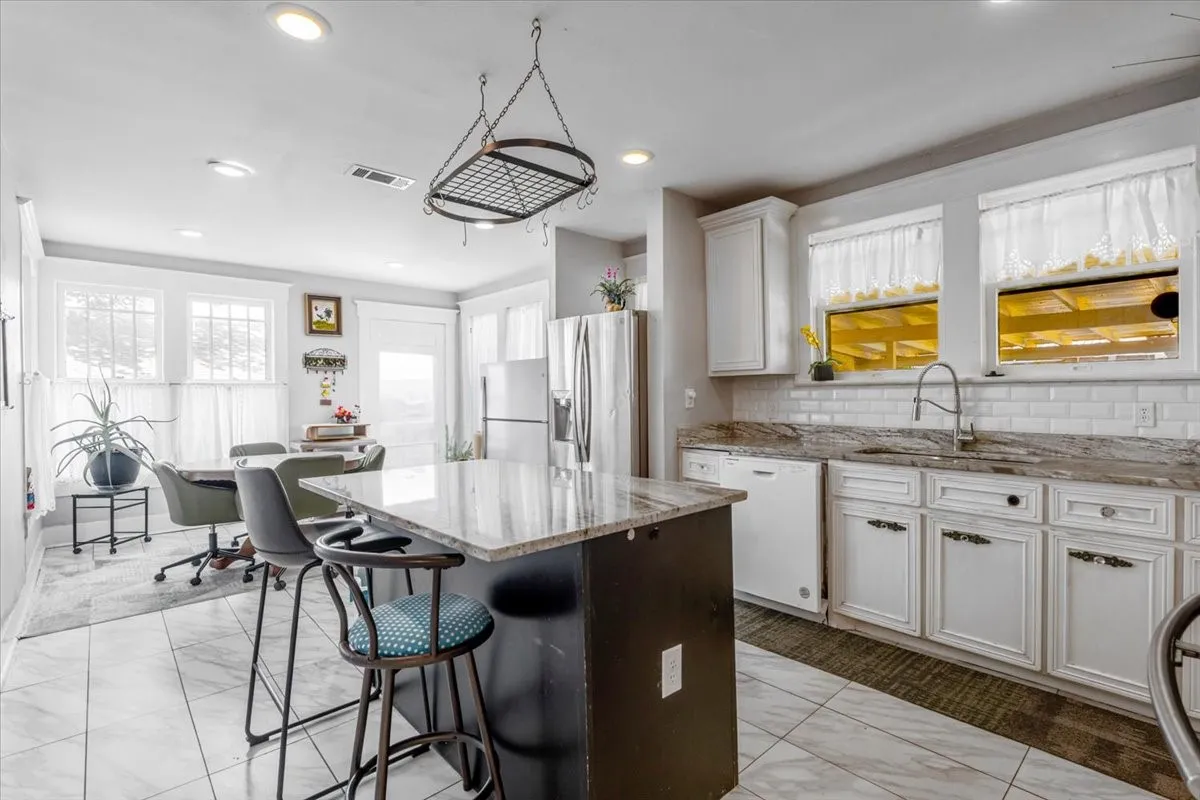 Single Family Residence For Sale in Palo Pinto County , 1101 N Oak Avenue, Mineral Wells, Texas 76067, 3 Bedrooms, 2 Bathrooms, Garage spaces, 2,120 Sqft, built in 1924, Preowned, Price $225,000, mls#21253104, Real Estate Agent in Mineral Wells, Homes For Sale in Palo Pinto county, Homes For Sale in Mineral Wells, Realtor in Mineral Wells Texas, Real Estate Brokerage Independent Realty Texas, Luminita Cordes Realtor