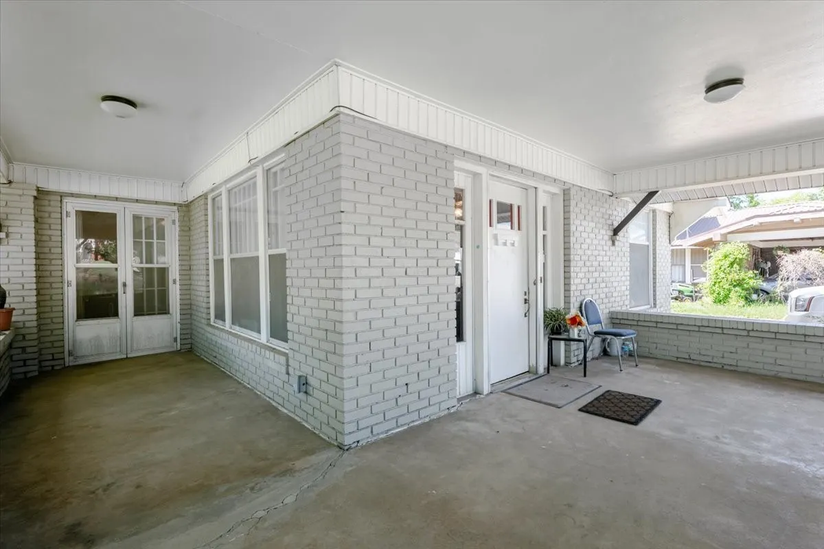 Single Family Residence For Sale in Palo Pinto County , 1101 N Oak Avenue, Mineral Wells, Texas 76067, 3 Bedrooms, 2 Bathrooms, Garage spaces, 2,120 Sqft, built in 1924, Preowned, Price $225,000, mls#21253104, Real Estate Agent in Mineral Wells, Homes For Sale in Palo Pinto county, Homes For Sale in Mineral Wells, Realtor in Mineral Wells Texas, Real Estate Brokerage Independent Realty Texas, Luminita Cordes Realtor
