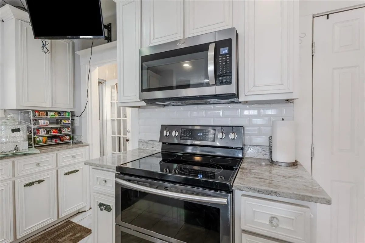 Single Family Residence For Sale in Palo Pinto County , 1101 N Oak Avenue, Mineral Wells, Texas 76067, 3 Bedrooms, 2 Bathrooms, Garage spaces, 2,120 Sqft, built in 1924, Preowned, Price $225,000, mls#21253104, Real Estate Agent in Mineral Wells, Homes For Sale in Palo Pinto county, Homes For Sale in Mineral Wells, Realtor in Mineral Wells Texas, Real Estate Brokerage Independent Realty Texas, Luminita Cordes Realtor