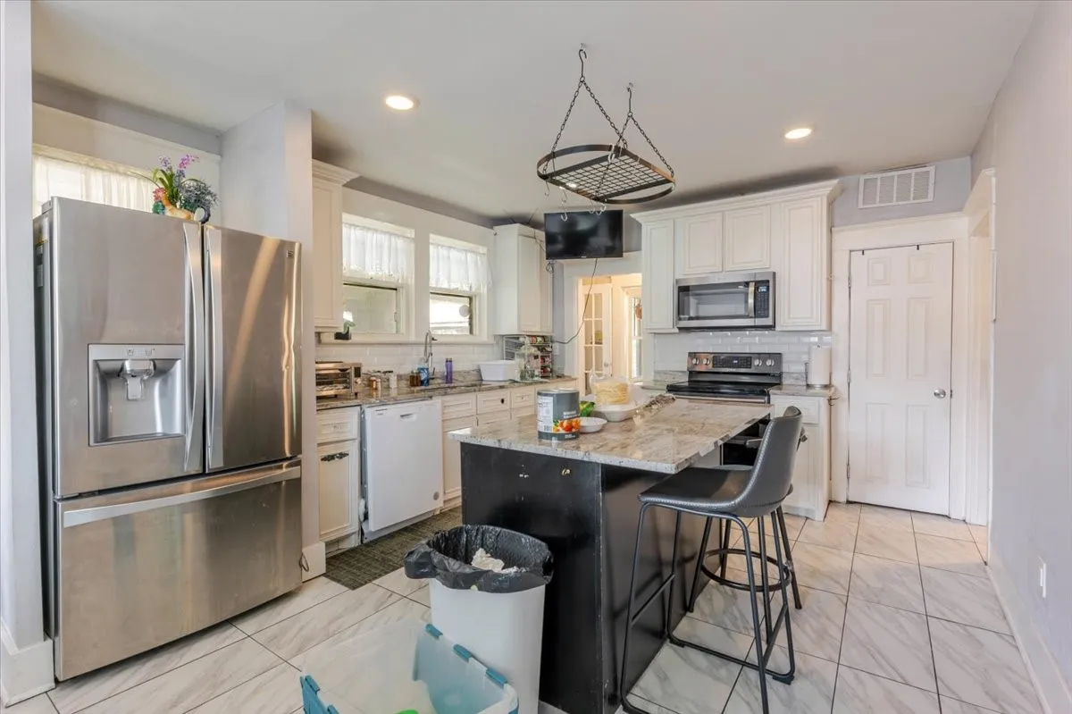 Single Family Residence For Sale in Palo Pinto County , 1101 N Oak Avenue, Mineral Wells, Texas 76067, 3 Bedrooms, 2 Bathrooms, Garage spaces, 2,120 Sqft, built in 1924, Preowned, Price $225,000, mls#21253104, Real Estate Agent in Mineral Wells, Homes For Sale in Palo Pinto county, Homes For Sale in Mineral Wells, Realtor in Mineral Wells Texas, Real Estate Brokerage Independent Realty Texas, Luminita Cordes Realtor