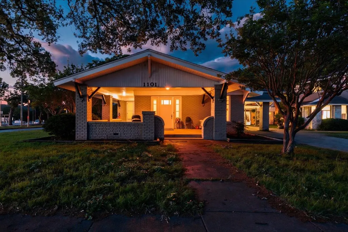 Single Family Residence For Sale in Palo Pinto County , 1101 N Oak Avenue, Mineral Wells, Texas 76067, 3 Bedrooms, 2 Bathrooms, Garage spaces, 2,120 Sqft, built in 1924, Preowned, Price $225,000, mls#21253104, Real Estate Agent in Mineral Wells, Homes For Sale in Palo Pinto county, Homes For Sale in Mineral Wells, Realtor in Mineral Wells Texas, Real Estate Brokerage Independent Realty Texas, Luminita Cordes Realtor