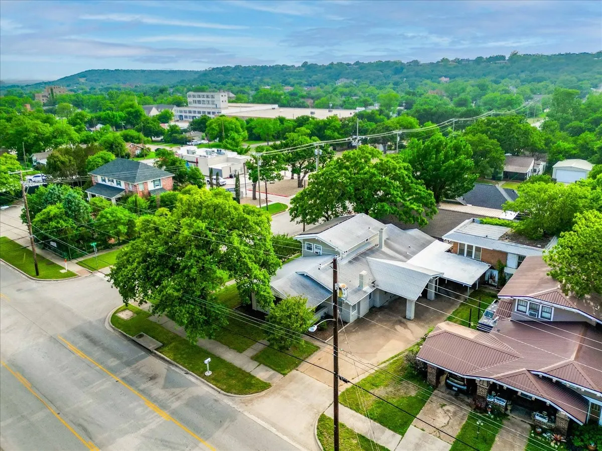 Single Family Residence For Sale in Palo Pinto County , 1101 N Oak Avenue, Mineral Wells, Texas 76067, 3 Bedrooms, 2 Bathrooms, Garage spaces, 2,120 Sqft, built in 1924, Preowned, Price $225,000, mls#21253104, Real Estate Agent in Mineral Wells, Homes For Sale in Palo Pinto county, Homes For Sale in Mineral Wells, Realtor in Mineral Wells Texas, Real Estate Brokerage Independent Realty Texas, Luminita Cordes Realtor