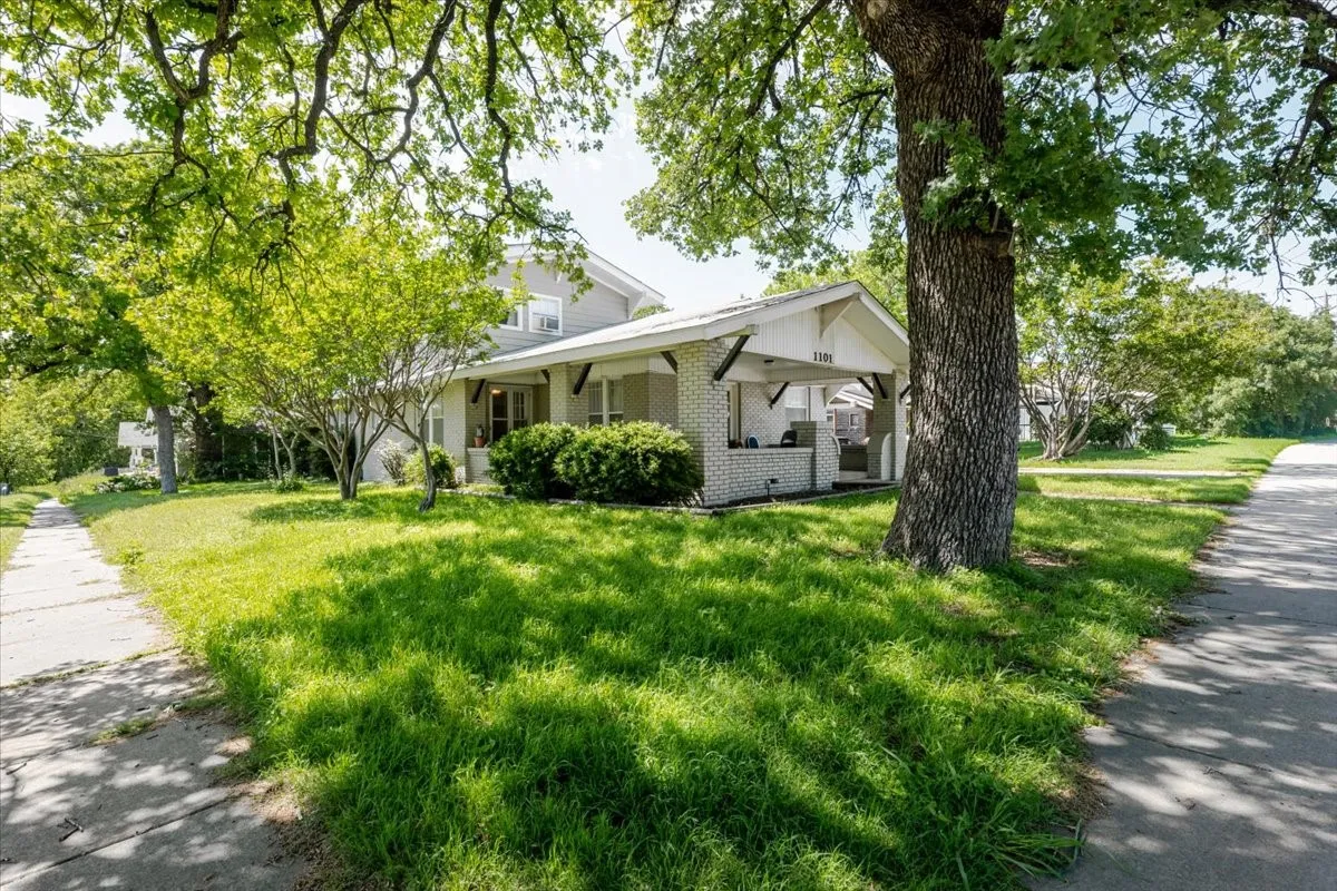 Single Family Residence For Sale in Palo Pinto County , 1101 N Oak Avenue, Mineral Wells, Texas 76067, 3 Bedrooms, 2 Bathrooms, Garage spaces, 2,120 Sqft, built in 1924, Preowned, Price $225,000, mls#21253104, Real Estate Agent in Mineral Wells, Homes For Sale in Palo Pinto county, Homes For Sale in Mineral Wells, Realtor in Mineral Wells Texas, Real Estate Brokerage Independent Realty Texas, Luminita Cordes Realtor