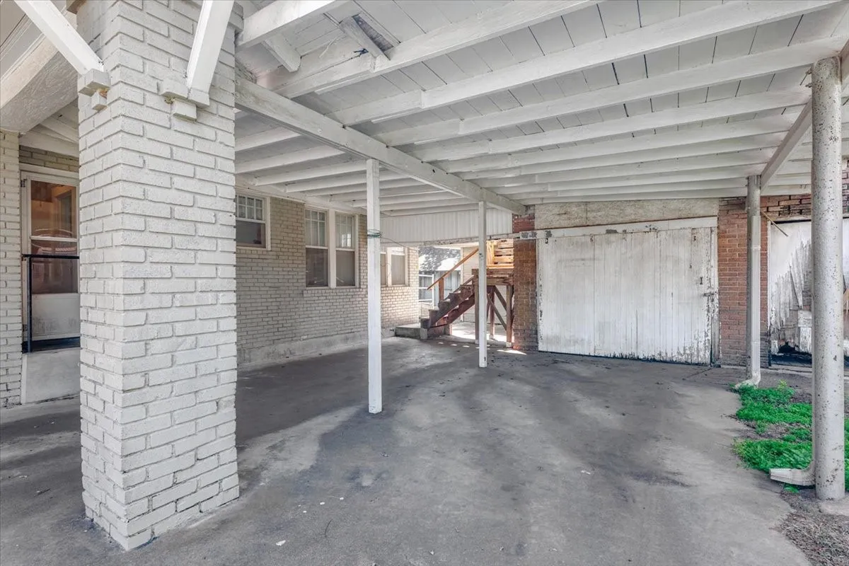 Single Family Residence For Sale in Palo Pinto County , 1101 N Oak Avenue, Mineral Wells, Texas 76067, 3 Bedrooms, 2 Bathrooms, Garage spaces, 2,120 Sqft, built in 1924, Preowned, Price $225,000, mls#21253104, Real Estate Agent in Mineral Wells, Homes For Sale in Palo Pinto county, Homes For Sale in Mineral Wells, Realtor in Mineral Wells Texas, Real Estate Brokerage Independent Realty Texas, Luminita Cordes Realtor