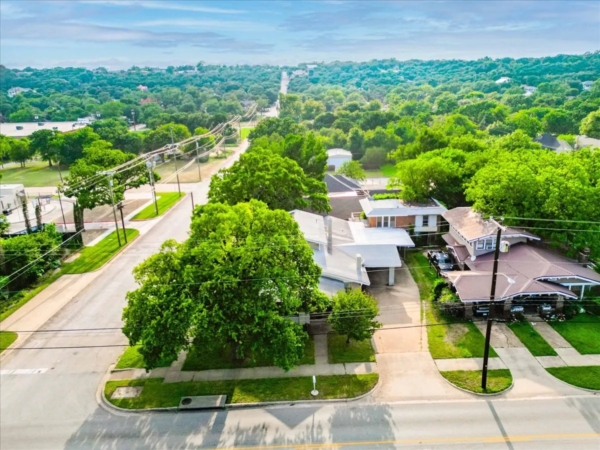 Single Family Residence For Sale in Palo Pinto County , 1101 N Oak Avenue, Mineral Wells, Texas 76067, 3 Bedrooms, 2 Bathrooms, Garage spaces, 2,120 Sqft, built in 1924, Preowned, Price $225,000, mls#21253104, Real Estate Agent in Mineral Wells, Homes For Sale in Palo Pinto county, Homes For Sale in Mineral Wells, Realtor in Mineral Wells Texas, Real Estate Brokerage Independent Realty Texas, Luminita Cordes Realtor
