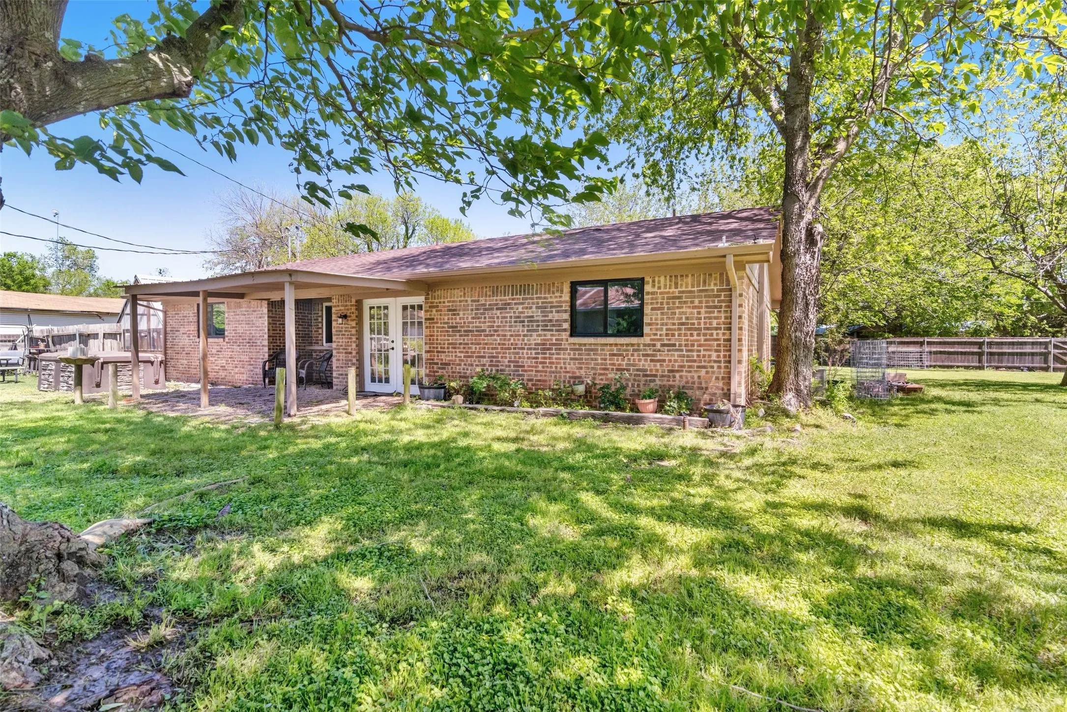 Single Family Residence For Sale in Hunt County , 832 Cherry Street, Wolfe City, Texas 75496, 3 Bedroom, 2 Bathroom, Garage spaces, 1,776 Sqft, built in 1980, Preowned, mls#21253342, Real Estate Agent in Wolfe City, Homes For Sale in Hunt county, Homes For Sale in Wolfe City, Realtor in Wolfe City Texas, Real Estate Brokerage Independent Realty Texas, Luminita Cordes Realtor