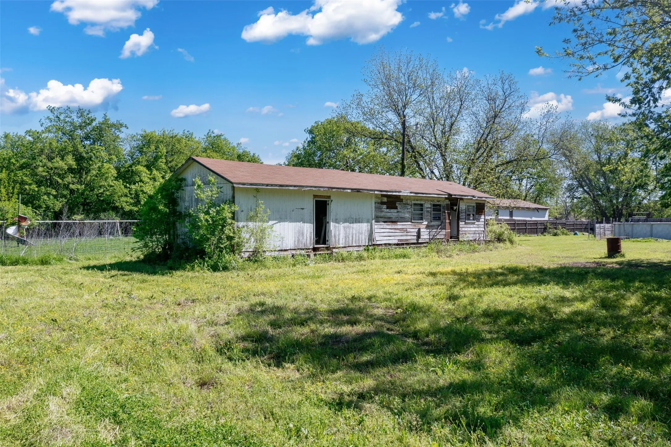 Single Family Residence For Sale in Hunt County , 832 Cherry Street, Wolfe City, Texas 75496, 3 Bedroom, 2 Bathroom, Garage spaces, 1,776 Sqft, built in 1980, Preowned, mls#21253342, Real Estate Agent in Wolfe City, Homes For Sale in Hunt county, Homes For Sale in Wolfe City, Realtor in Wolfe City Texas, Real Estate Brokerage Independent Realty Texas, Luminita Cordes Realtor