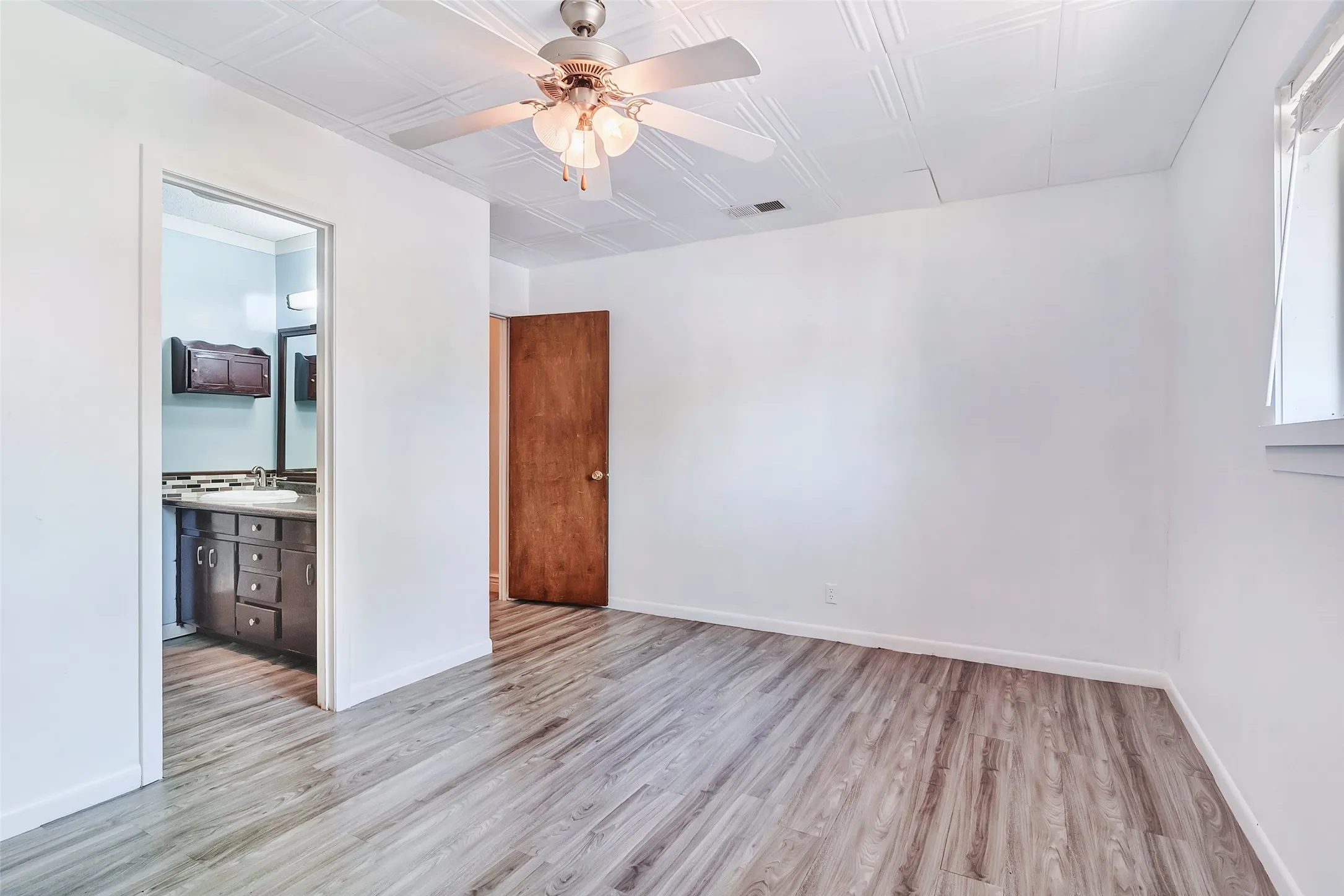 Single Family Residence For Sale in Hunt County , 832 Cherry Street, Wolfe City, Texas 75496, 3 Bedroom, 2 Bathroom, Garage spaces, 1,776 Sqft, built in 1980, Preowned, mls#21253342, Real Estate Agent in Wolfe City, Homes For Sale in Hunt county, Homes For Sale in Wolfe City, Realtor in Wolfe City Texas, Real Estate Brokerage Independent Realty Texas, Luminita Cordes Realtor
