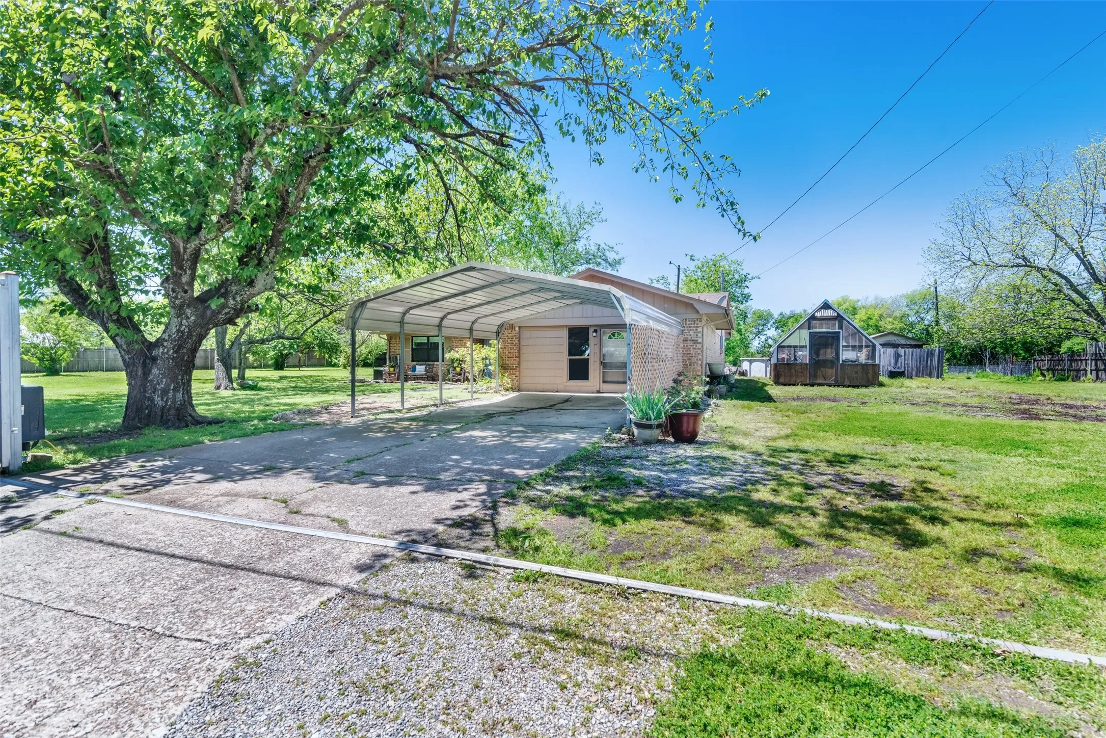Single Family Residence For Sale in Hunt County , 832 Cherry Street, Wolfe City, Texas 75496, 3 Bedroom, 2 Bathroom, Garage spaces, 1,776 Sqft, built in 1980, Preowned, mls#21253342, Real Estate Agent in Wolfe City, Homes For Sale in Hunt county, Homes For Sale in Wolfe City, Realtor in Wolfe City Texas, Real Estate Brokerage Independent Realty Texas, Luminita Cordes Realtor