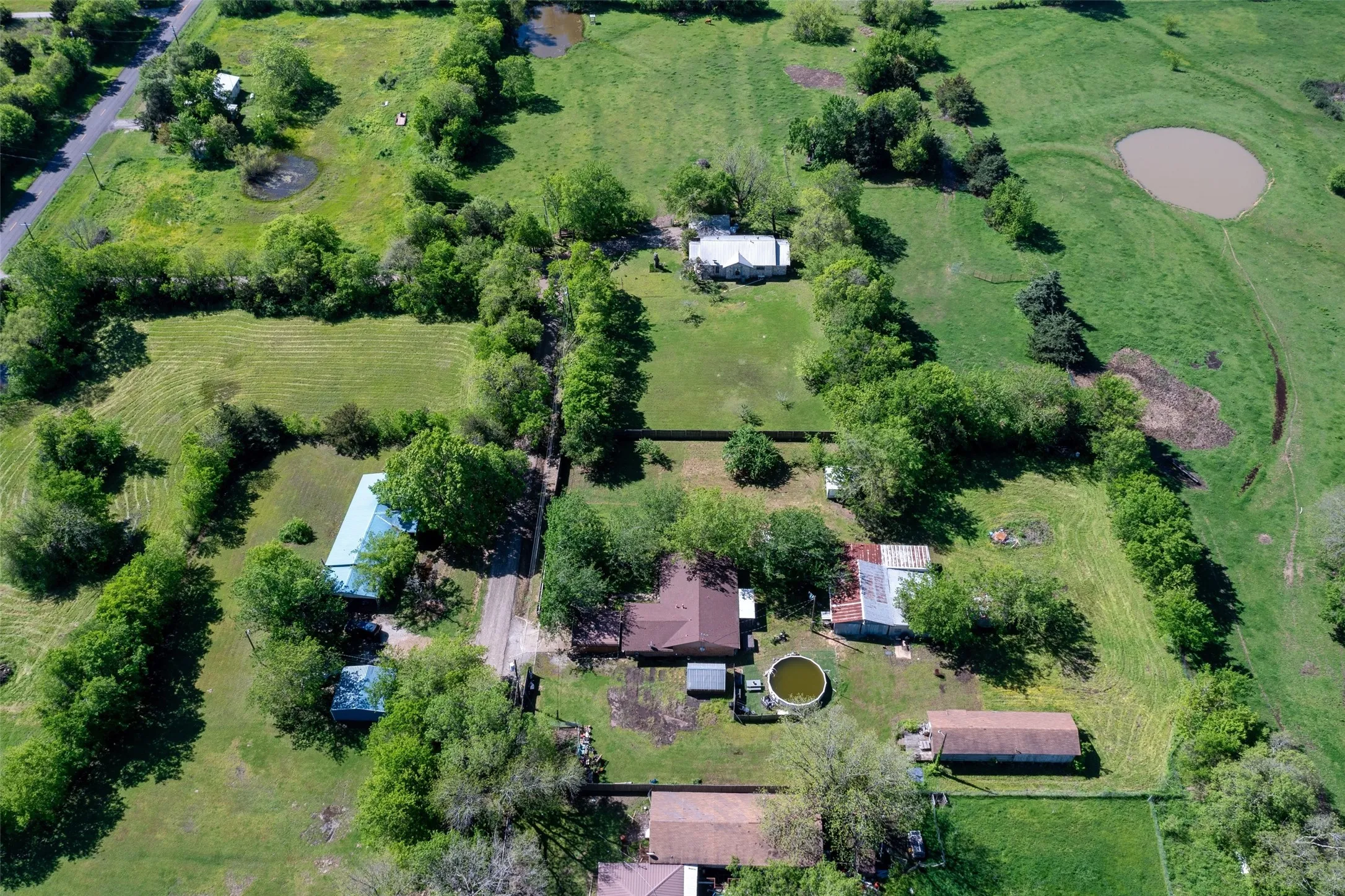 Single Family Residence For Sale in Hunt County , 832 Cherry Street, Wolfe City, Texas 75496, 3 Bedroom, 2 Bathroom, Garage spaces, 1,776 Sqft, built in 1980, Preowned, mls#21253342, Real Estate Agent in Wolfe City, Homes For Sale in Hunt county, Homes For Sale in Wolfe City, Realtor in Wolfe City Texas, Real Estate Brokerage Independent Realty Texas, Luminita Cordes Realtor