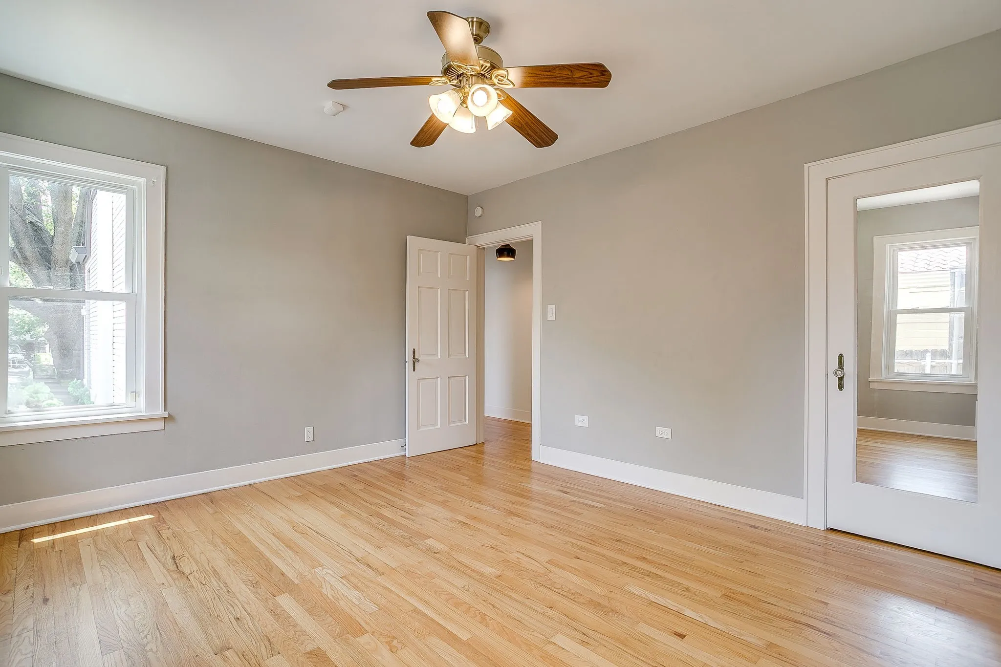 Single Family Residence For Sale in Tarrant County , 4004 El Campo Avenue, Fort Worth, Texas 76107, 3 Bedroom, 2 Bathroom, 1 Garage spaces, 1,947 Sqft, built in 1937, Preowned, mls#21251874, Real Estate Agent in Fort Worth, Homes For Sale in Tarrant county, Homes For Sale in Fort Worth, Realtor in Fort Worth Texas, Real Estate Brokerage Independent Realty Texas, Luminita Cordes Realtor