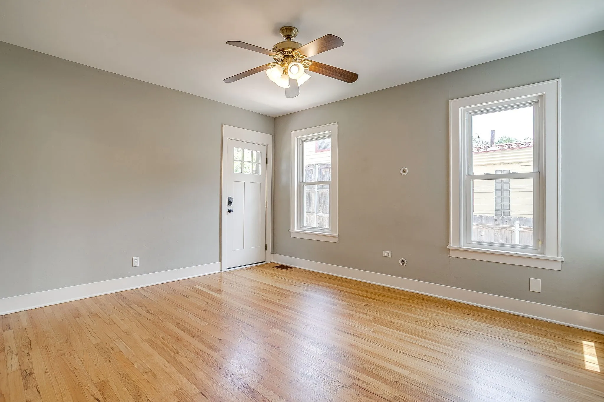 Single Family Residence For Sale in Tarrant County , 4004 El Campo Avenue, Fort Worth, Texas 76107, 3 Bedroom, 2 Bathroom, 1 Garage spaces, 1,947 Sqft, built in 1937, Preowned, mls#21251874, Real Estate Agent in Fort Worth, Homes For Sale in Tarrant county, Homes For Sale in Fort Worth, Realtor in Fort Worth Texas, Real Estate Brokerage Independent Realty Texas, Luminita Cordes Realtor