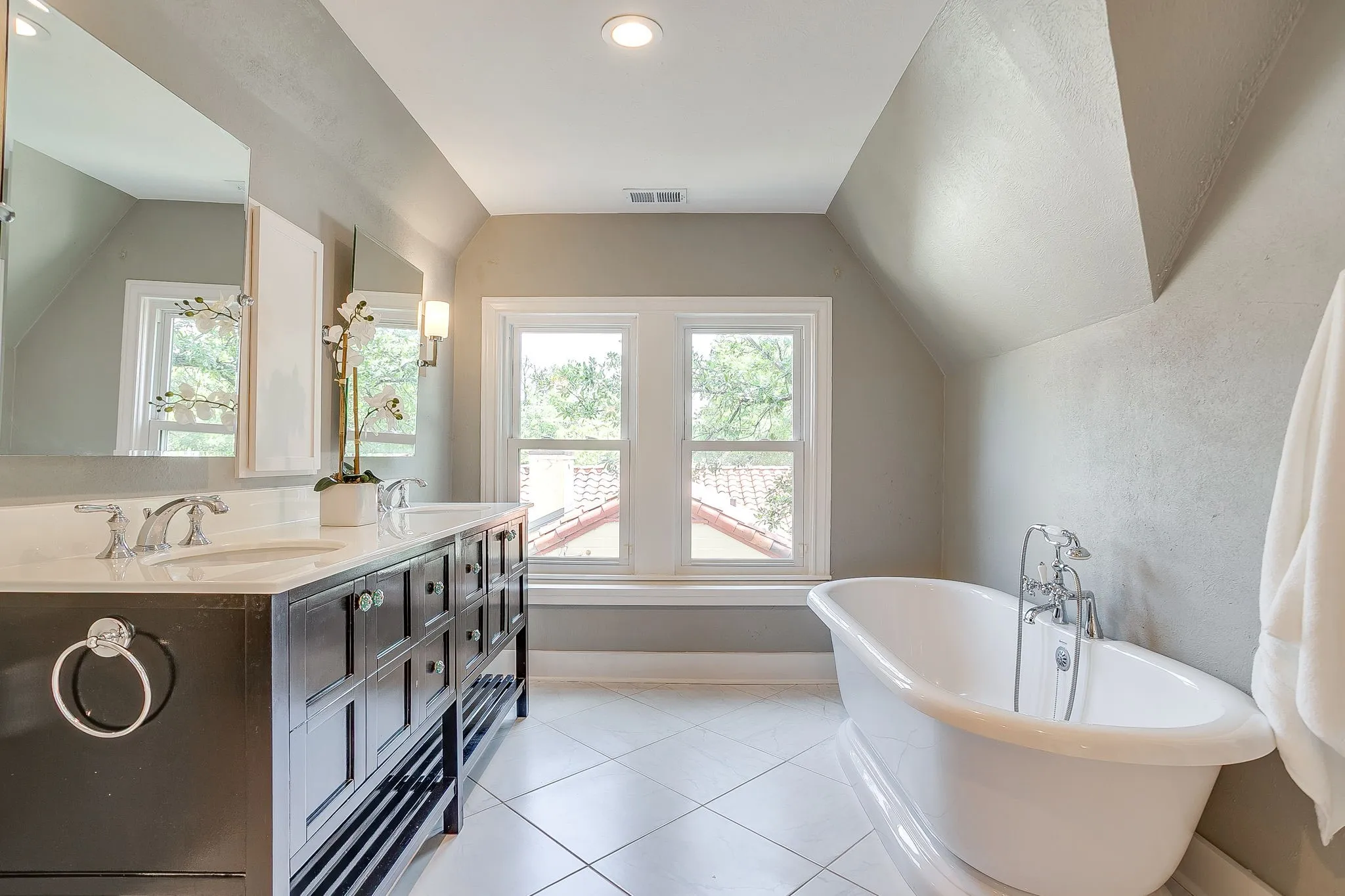 Single Family Residence For Sale in Tarrant County , 4004 El Campo Avenue, Fort Worth, Texas 76107, 3 Bedroom, 2 Bathroom, 1 Garage spaces, 1,947 Sqft, built in 1937, Preowned, mls#21251874, Real Estate Agent in Fort Worth, Homes For Sale in Tarrant county, Homes For Sale in Fort Worth, Realtor in Fort Worth Texas, Real Estate Brokerage Independent Realty Texas, Luminita Cordes Realtor