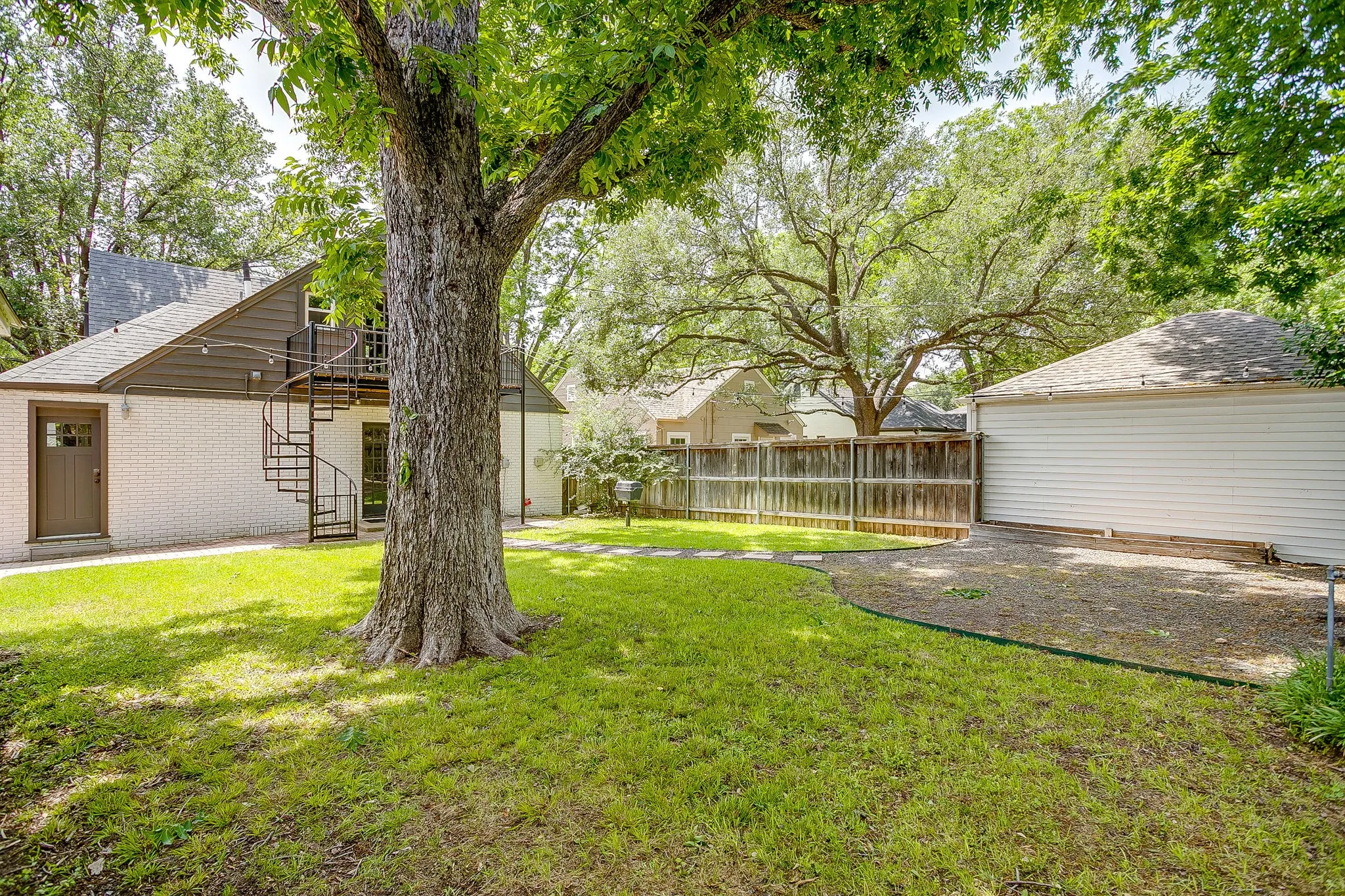 Single Family Residence For Sale in Tarrant County , 4004 El Campo Avenue, Fort Worth, Texas 76107, 3 Bedroom, 2 Bathroom, 1 Garage spaces, 1,947 Sqft, built in 1937, Preowned, mls#21251874, Real Estate Agent in Fort Worth, Homes For Sale in Tarrant county, Homes For Sale in Fort Worth, Realtor in Fort Worth Texas, Real Estate Brokerage Independent Realty Texas, Luminita Cordes Realtor