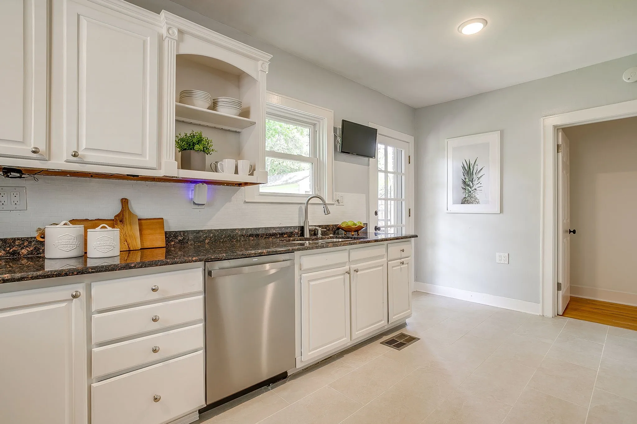 Single Family Residence For Sale in Tarrant County , 4004 El Campo Avenue, Fort Worth, Texas 76107, 3 Bedroom, 2 Bathroom, 1 Garage spaces, 1,947 Sqft, built in 1937, Preowned, mls#21251874, Real Estate Agent in Fort Worth, Homes For Sale in Tarrant county, Homes For Sale in Fort Worth, Realtor in Fort Worth Texas, Real Estate Brokerage Independent Realty Texas, Luminita Cordes Realtor