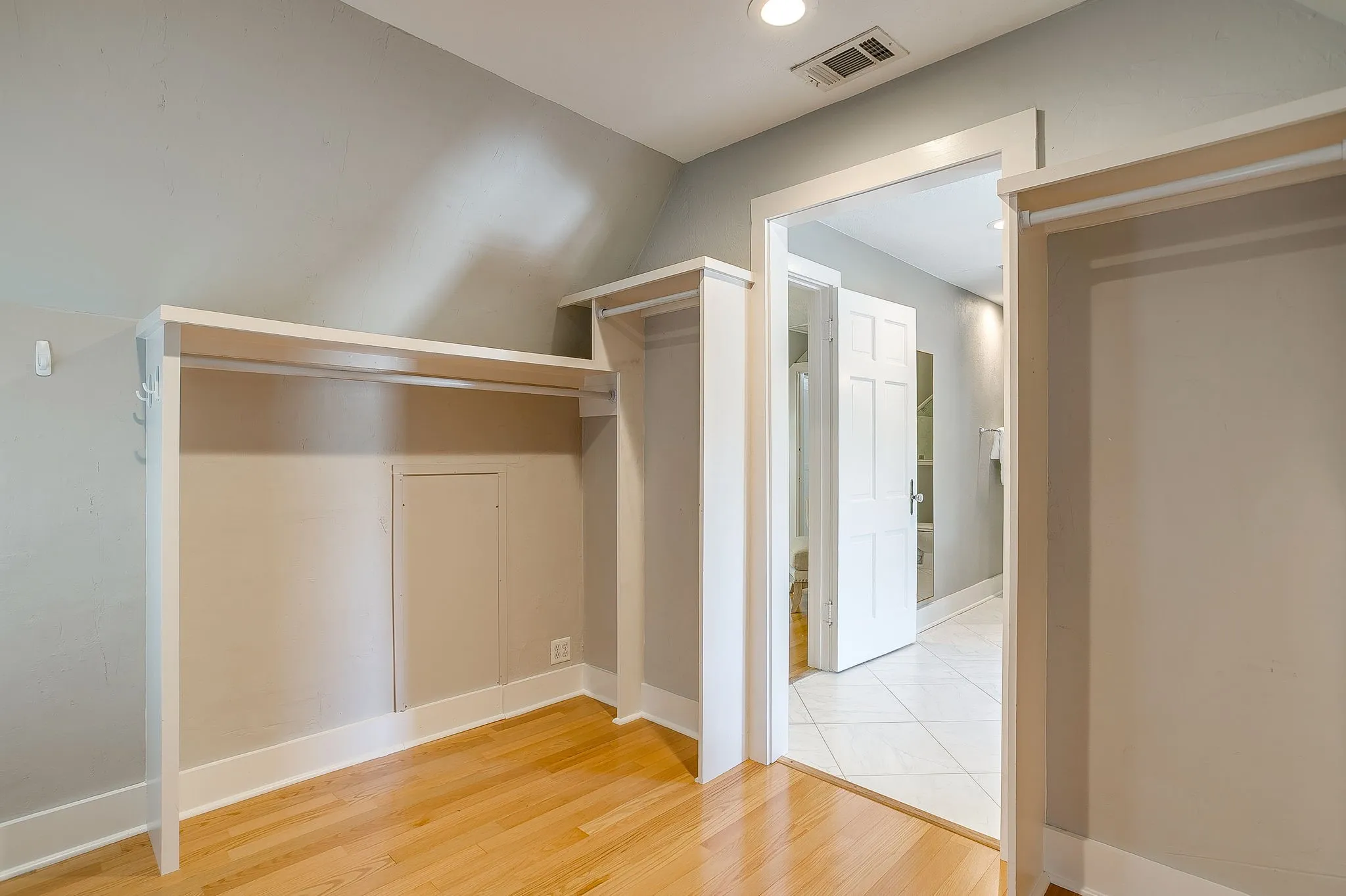 Single Family Residence For Sale in Tarrant County , 4004 El Campo Avenue, Fort Worth, Texas 76107, 3 Bedroom, 2 Bathroom, 1 Garage spaces, 1,947 Sqft, built in 1937, Preowned, mls#21251874, Real Estate Agent in Fort Worth, Homes For Sale in Tarrant county, Homes For Sale in Fort Worth, Realtor in Fort Worth Texas, Real Estate Brokerage Independent Realty Texas, Luminita Cordes Realtor