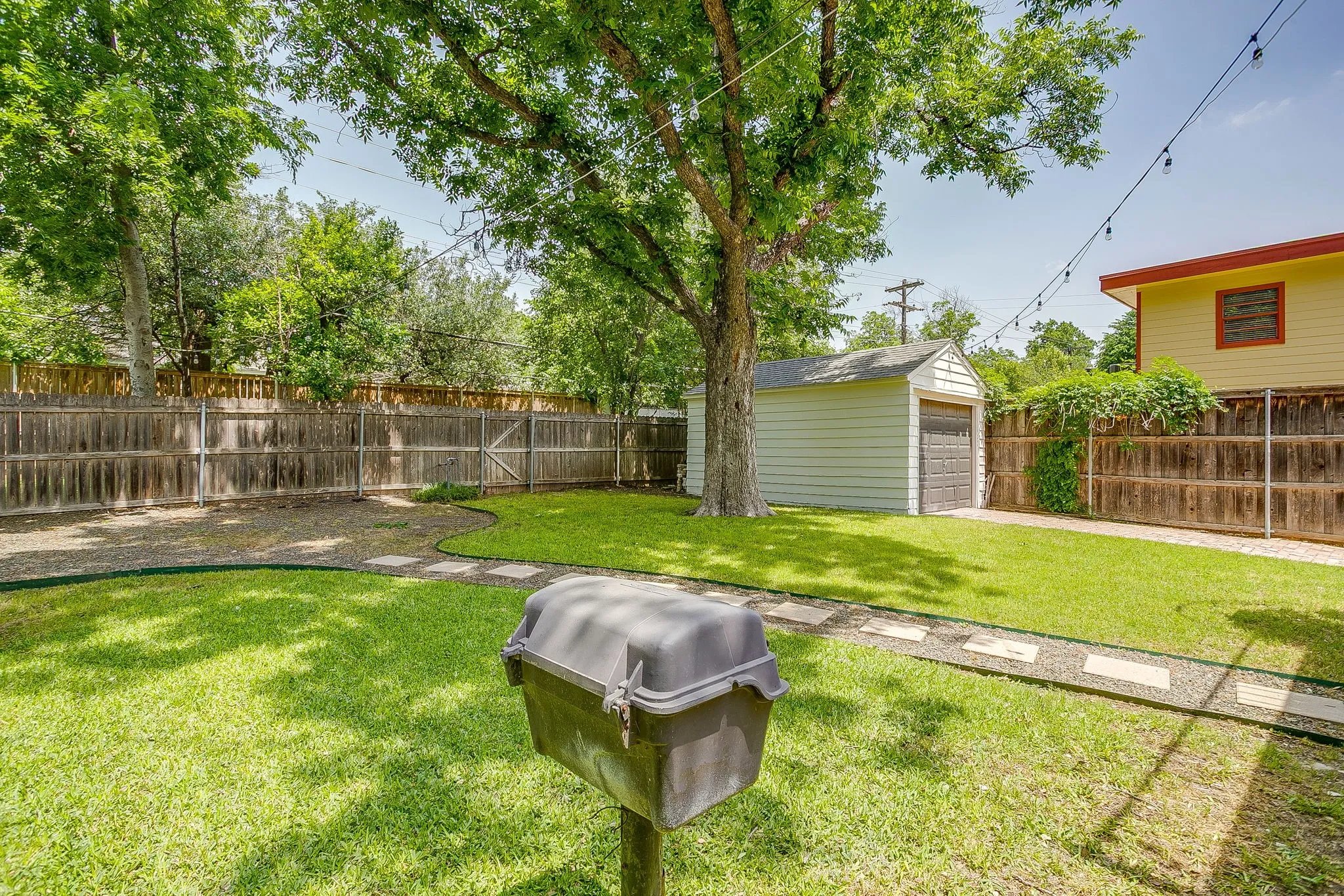 Single Family Residence For Sale in Tarrant County , 4004 El Campo Avenue, Fort Worth, Texas 76107, 3 Bedroom, 2 Bathroom, 1 Garage spaces, 1,947 Sqft, built in 1937, Preowned, mls#21251874, Real Estate Agent in Fort Worth, Homes For Sale in Tarrant county, Homes For Sale in Fort Worth, Realtor in Fort Worth Texas, Real Estate Brokerage Independent Realty Texas, Luminita Cordes Realtor