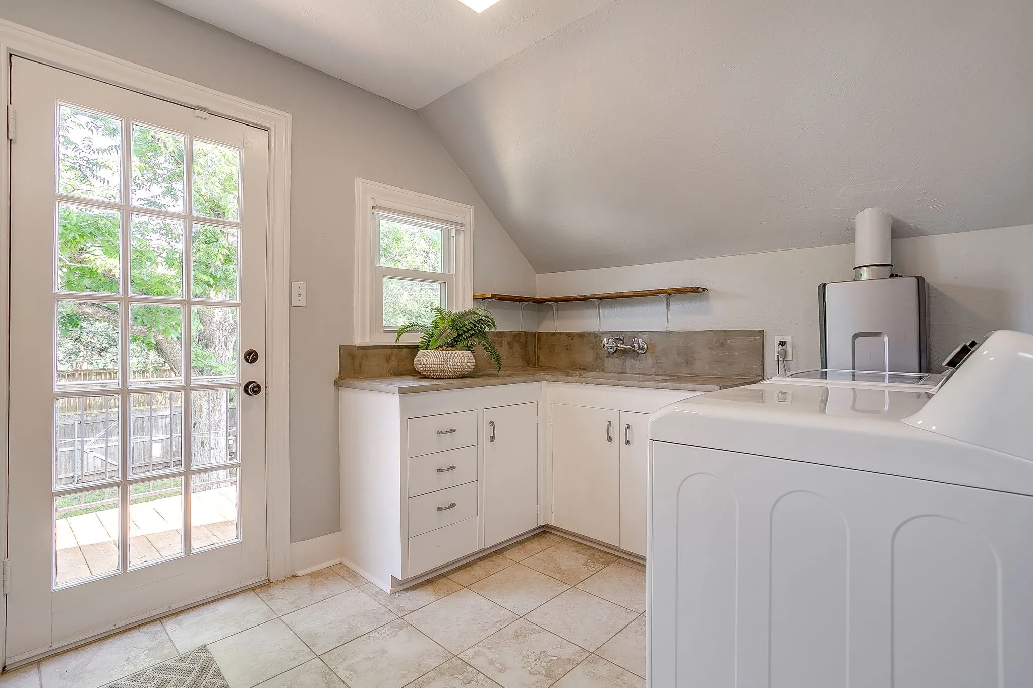 Single Family Residence For Sale in Tarrant County , 4004 El Campo Avenue, Fort Worth, Texas 76107, 3 Bedroom, 2 Bathroom, 1 Garage spaces, 1,947 Sqft, built in 1937, Preowned, mls#21251874, Real Estate Agent in Fort Worth, Homes For Sale in Tarrant county, Homes For Sale in Fort Worth, Realtor in Fort Worth Texas, Real Estate Brokerage Independent Realty Texas, Luminita Cordes Realtor