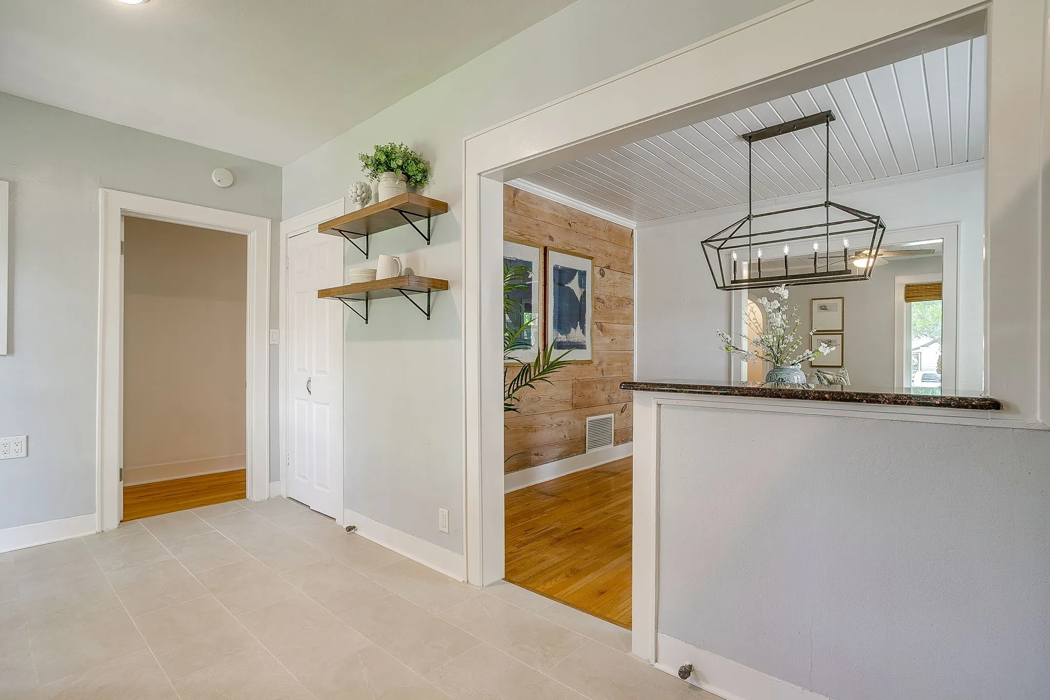 Single Family Residence For Sale in Tarrant County , 4004 El Campo Avenue, Fort Worth, Texas 76107, 3 Bedroom, 2 Bathroom, 1 Garage spaces, 1,947 Sqft, built in 1937, Preowned, mls#21251874, Real Estate Agent in Fort Worth, Homes For Sale in Tarrant county, Homes For Sale in Fort Worth, Realtor in Fort Worth Texas, Real Estate Brokerage Independent Realty Texas, Luminita Cordes Realtor