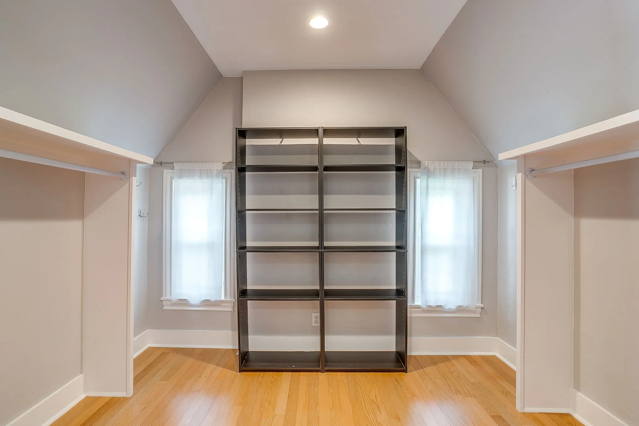 Single Family Residence For Sale in Tarrant County , 4004 El Campo Avenue, Fort Worth, Texas 76107, 3 Bedroom, 2 Bathroom, 1 Garage spaces, 1,947 Sqft, built in 1937, Preowned, mls#21251874, Real Estate Agent in Fort Worth, Homes For Sale in Tarrant county, Homes For Sale in Fort Worth, Realtor in Fort Worth Texas, Real Estate Brokerage Independent Realty Texas, Luminita Cordes Realtor