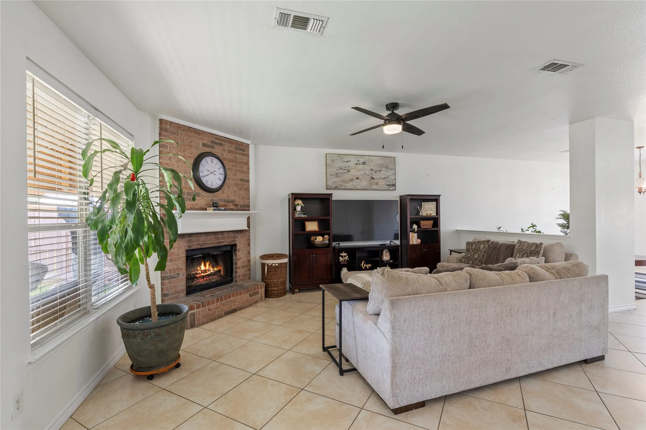 Single Family Residence For Sale in Tarrant County , 2312 Green Mere Drive, Arlington, Texas 76001, 3 Bedroom, 3 Bathroom, 2 Garage spaces, 2,752 Sqft, built in 2002, Preowned, mls#21239724, Real Estate Agent in Arlington, Homes For Sale in Tarrant county, Homes For Sale in Arlington, Realtor in Arlington Texas, Real Estate Brokerage Independent Realty Texas, Luminita Cordes Realtor