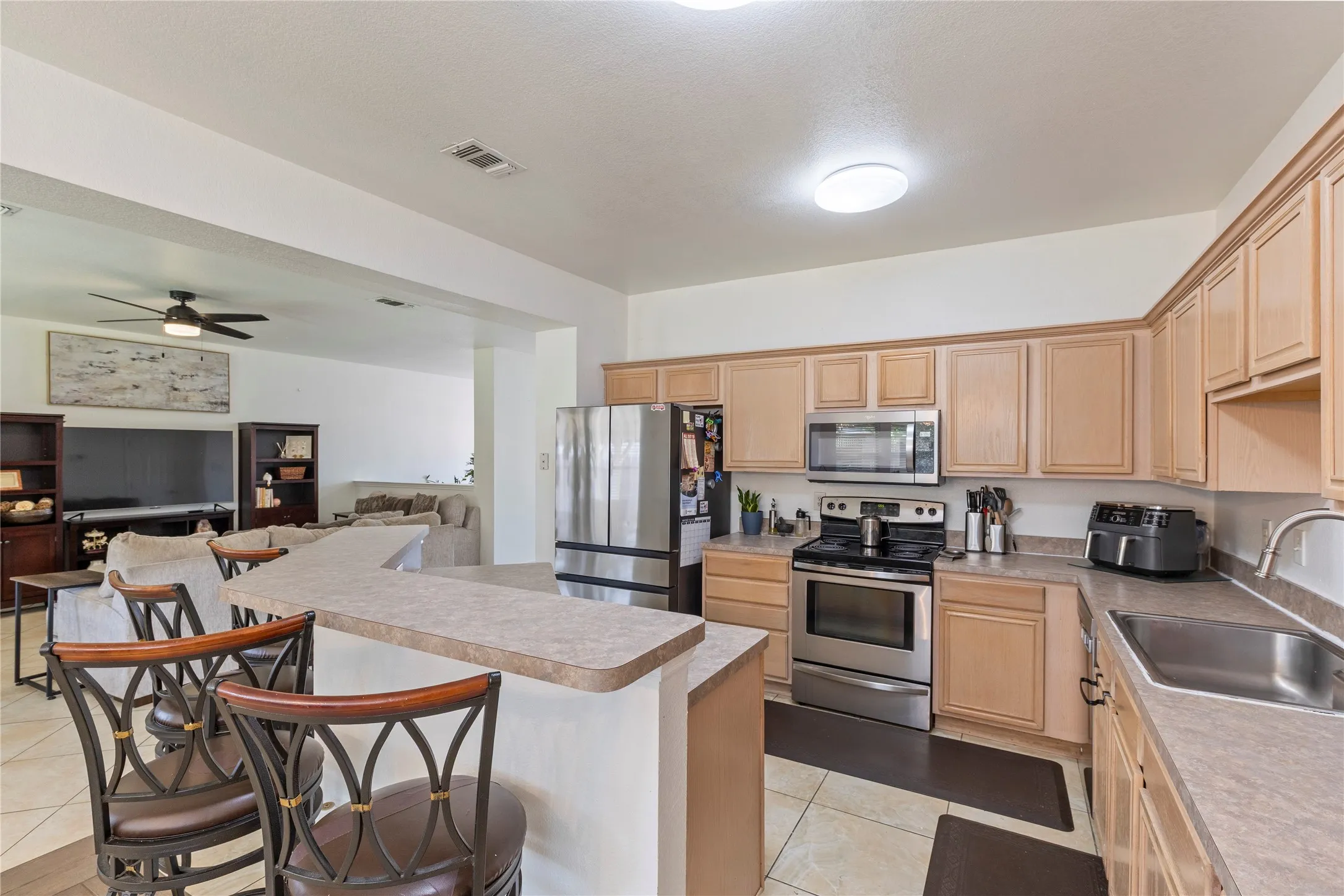 Single Family Residence For Sale in Tarrant County , 2312 Green Mere Drive, Arlington, Texas 76001, 3 Bedroom, 3 Bathroom, 2 Garage spaces, 2,752 Sqft, built in 2002, Preowned, mls#21239724, Real Estate Agent in Arlington, Homes For Sale in Tarrant county, Homes For Sale in Arlington, Realtor in Arlington Texas, Real Estate Brokerage Independent Realty Texas, Luminita Cordes Realtor
