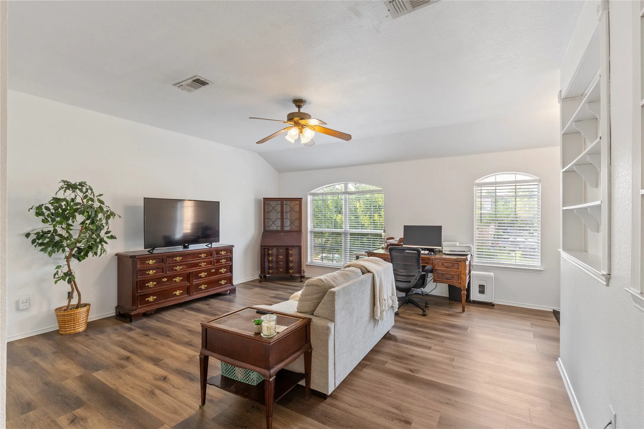 Single Family Residence For Sale in Tarrant County , 2312 Green Mere Drive, Arlington, Texas 76001, 3 Bedroom, 3 Bathroom, 2 Garage spaces, 2,752 Sqft, built in 2002, Preowned, mls#21239724, Real Estate Agent in Arlington, Homes For Sale in Tarrant county, Homes For Sale in Arlington, Realtor in Arlington Texas, Real Estate Brokerage Independent Realty Texas, Luminita Cordes Realtor