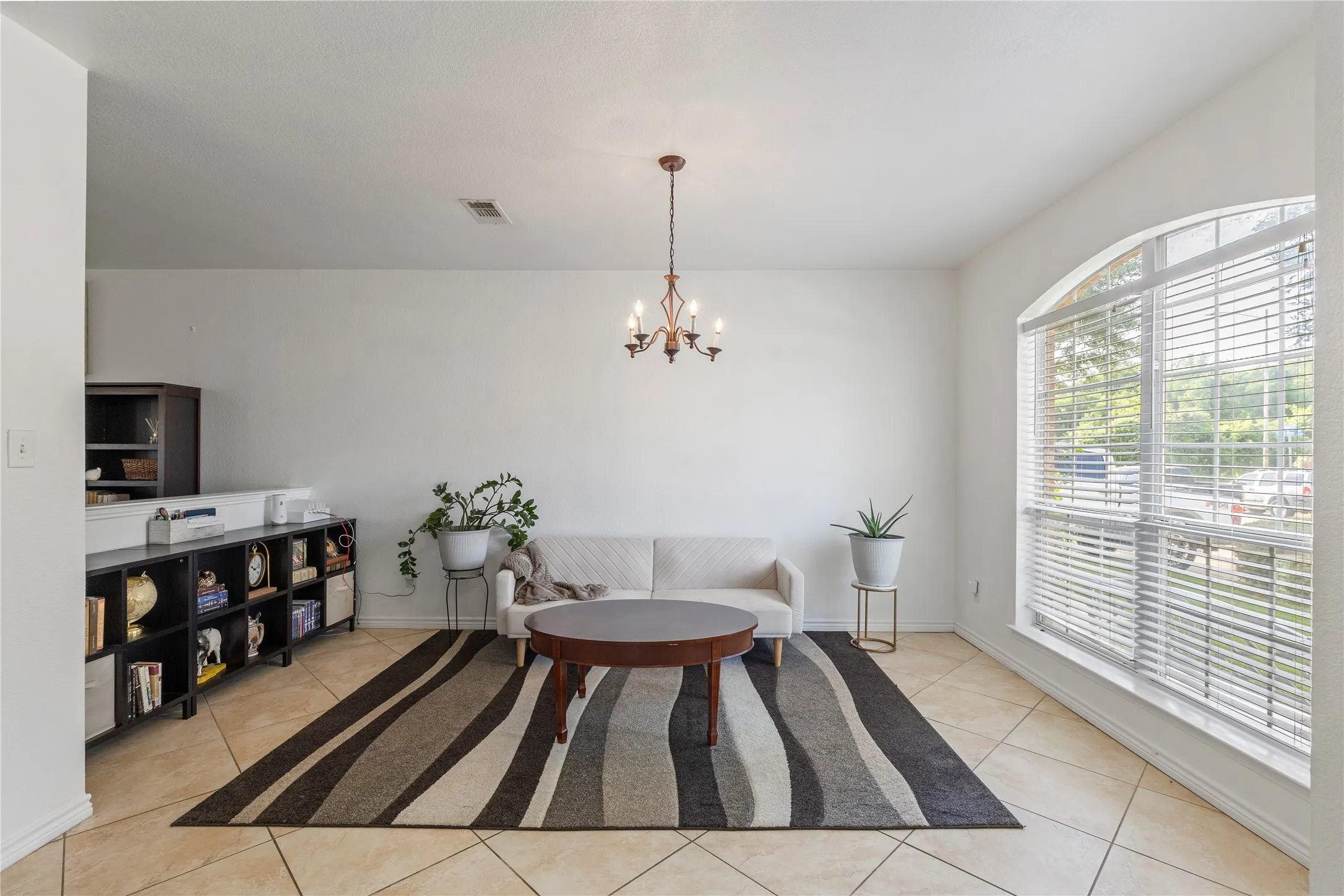Single Family Residence For Sale in Tarrant County , 2312 Green Mere Drive, Arlington, Texas 76001, 3 Bedroom, 3 Bathroom, 2 Garage spaces, 2,752 Sqft, built in 2002, Preowned, mls#21239724, Real Estate Agent in Arlington, Homes For Sale in Tarrant county, Homes For Sale in Arlington, Realtor in Arlington Texas, Real Estate Brokerage Independent Realty Texas, Luminita Cordes Realtor