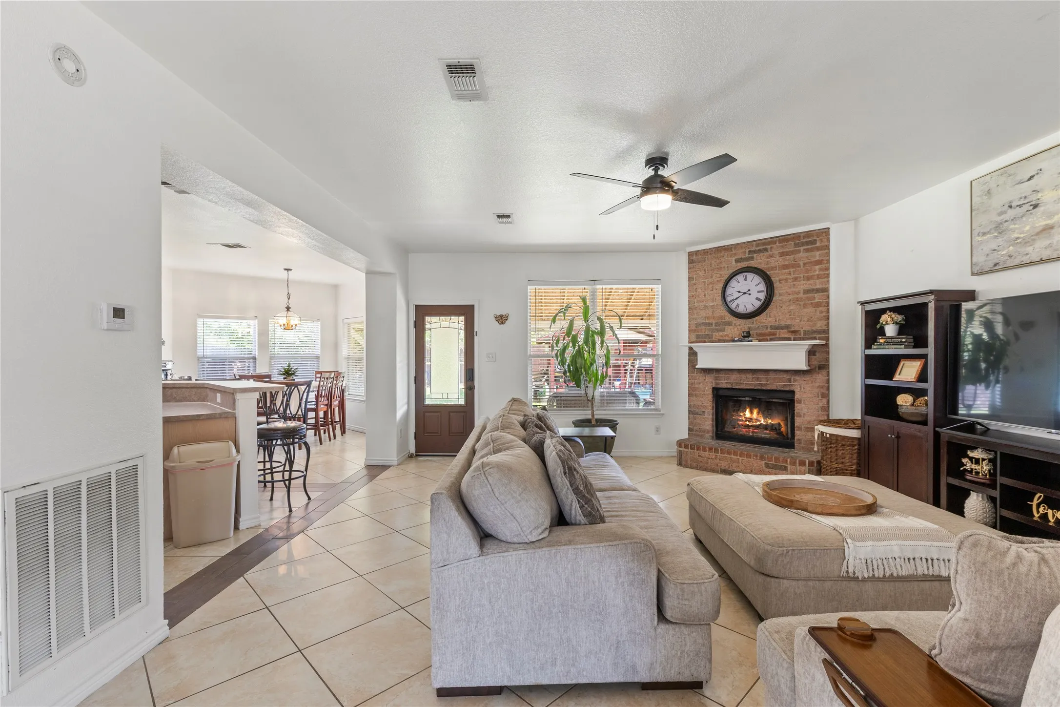 Single Family Residence For Sale in Tarrant County , 2312 Green Mere Drive, Arlington, Texas 76001, 3 Bedroom, 3 Bathroom, 2 Garage spaces, 2,752 Sqft, built in 2002, Preowned, mls#21239724, Real Estate Agent in Arlington, Homes For Sale in Tarrant county, Homes For Sale in Arlington, Realtor in Arlington Texas, Real Estate Brokerage Independent Realty Texas, Luminita Cordes Realtor