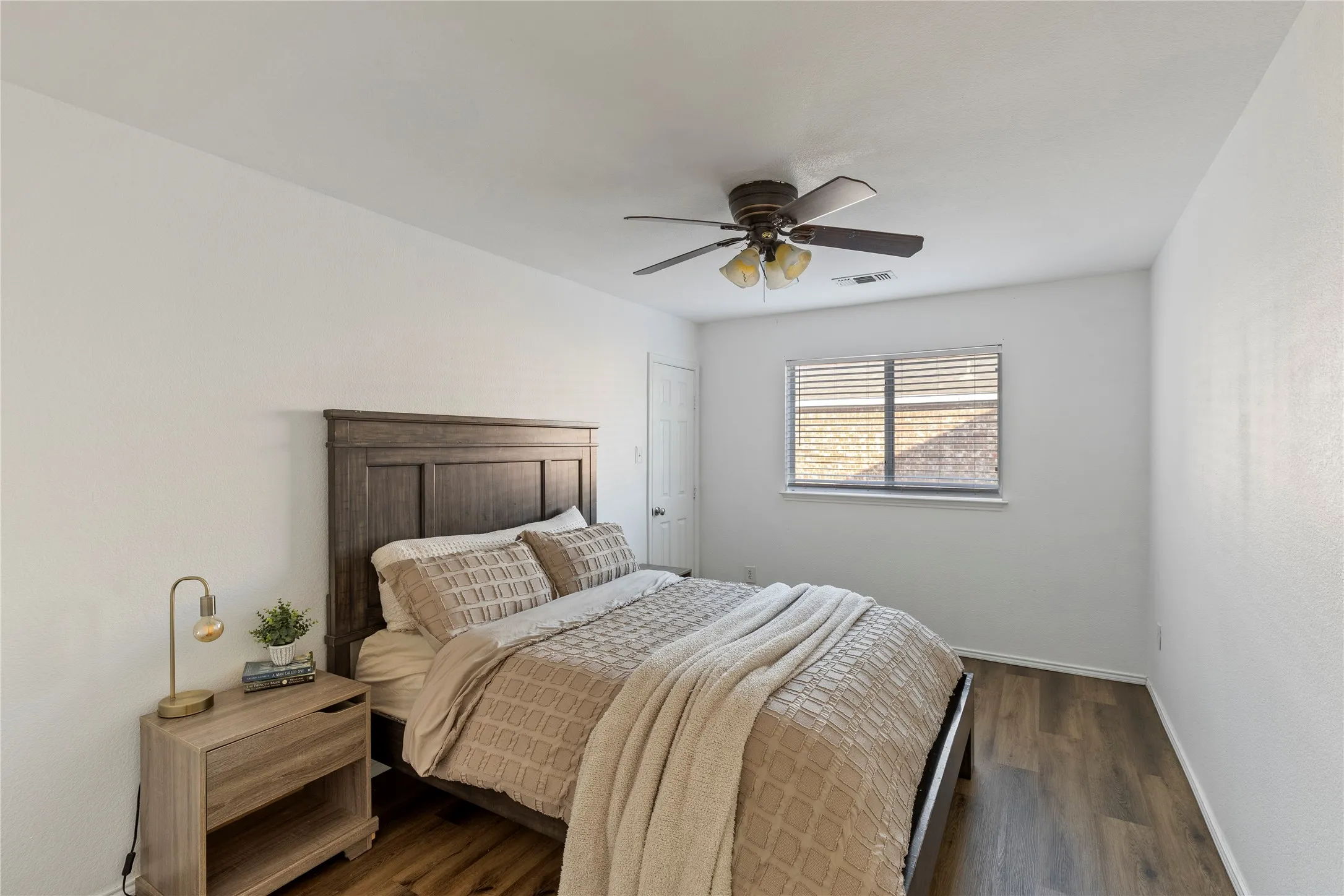 Single Family Residence For Sale in Tarrant County , 2312 Green Mere Drive, Arlington, Texas 76001, 3 Bedroom, 3 Bathroom, 2 Garage spaces, 2,752 Sqft, built in 2002, Preowned, mls#21239724, Real Estate Agent in Arlington, Homes For Sale in Tarrant county, Homes For Sale in Arlington, Realtor in Arlington Texas, Real Estate Brokerage Independent Realty Texas, Luminita Cordes Realtor