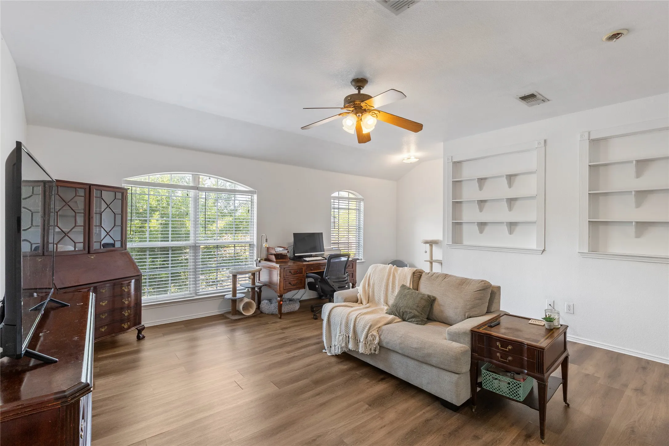 Single Family Residence For Sale in Tarrant County , 2312 Green Mere Drive, Arlington, Texas 76001, 3 Bedroom, 3 Bathroom, 2 Garage spaces, 2,752 Sqft, built in 2002, Preowned, mls#21239724, Real Estate Agent in Arlington, Homes For Sale in Tarrant county, Homes For Sale in Arlington, Realtor in Arlington Texas, Real Estate Brokerage Independent Realty Texas, Luminita Cordes Realtor