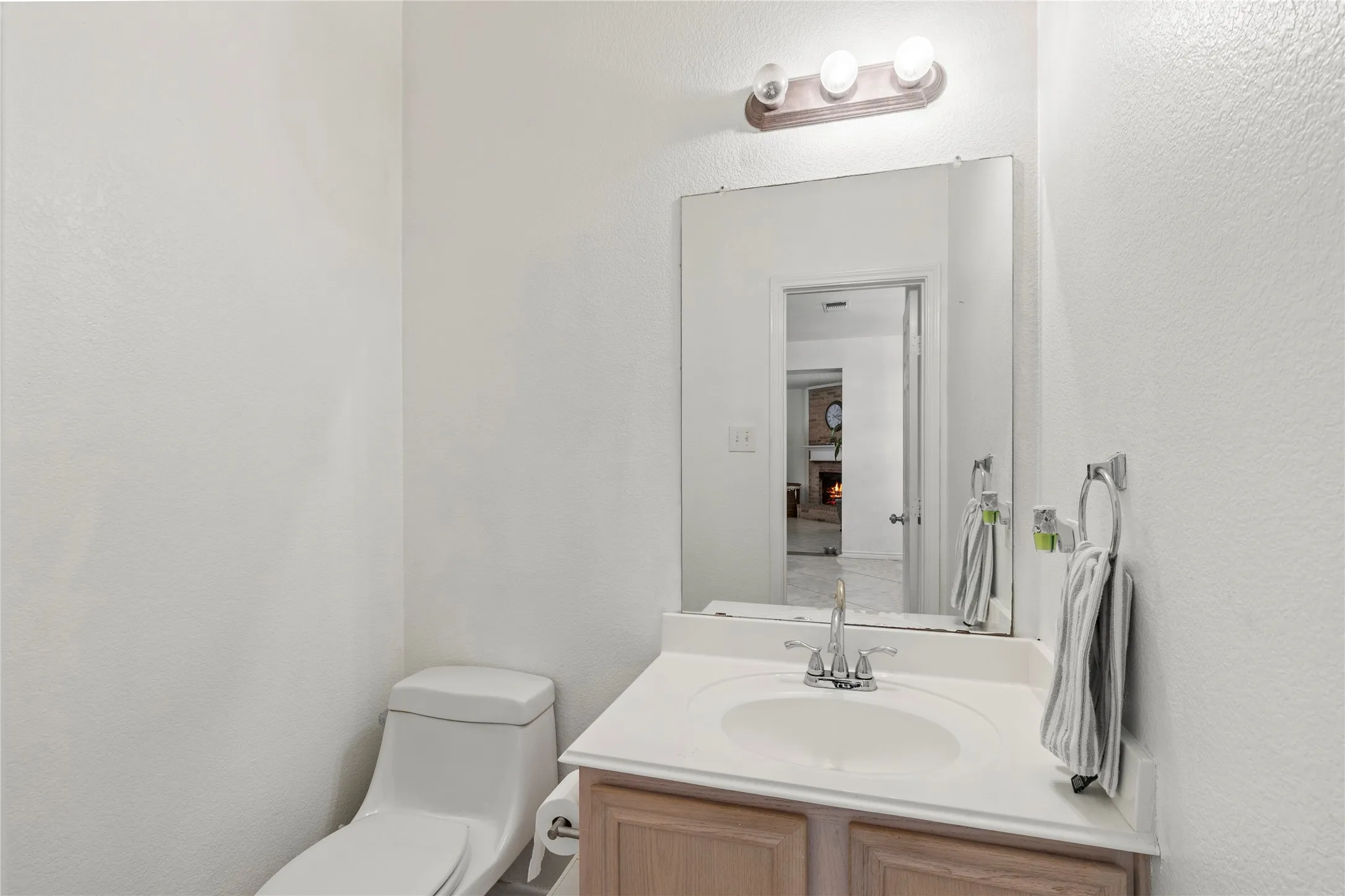 Single Family Residence For Sale in Tarrant County , 2312 Green Mere Drive, Arlington, Texas 76001, 3 Bedroom, 3 Bathroom, 2 Garage spaces, 2,752 Sqft, built in 2002, Preowned, mls#21239724, Real Estate Agent in Arlington, Homes For Sale in Tarrant county, Homes For Sale in Arlington, Realtor in Arlington Texas, Real Estate Brokerage Independent Realty Texas, Luminita Cordes Realtor